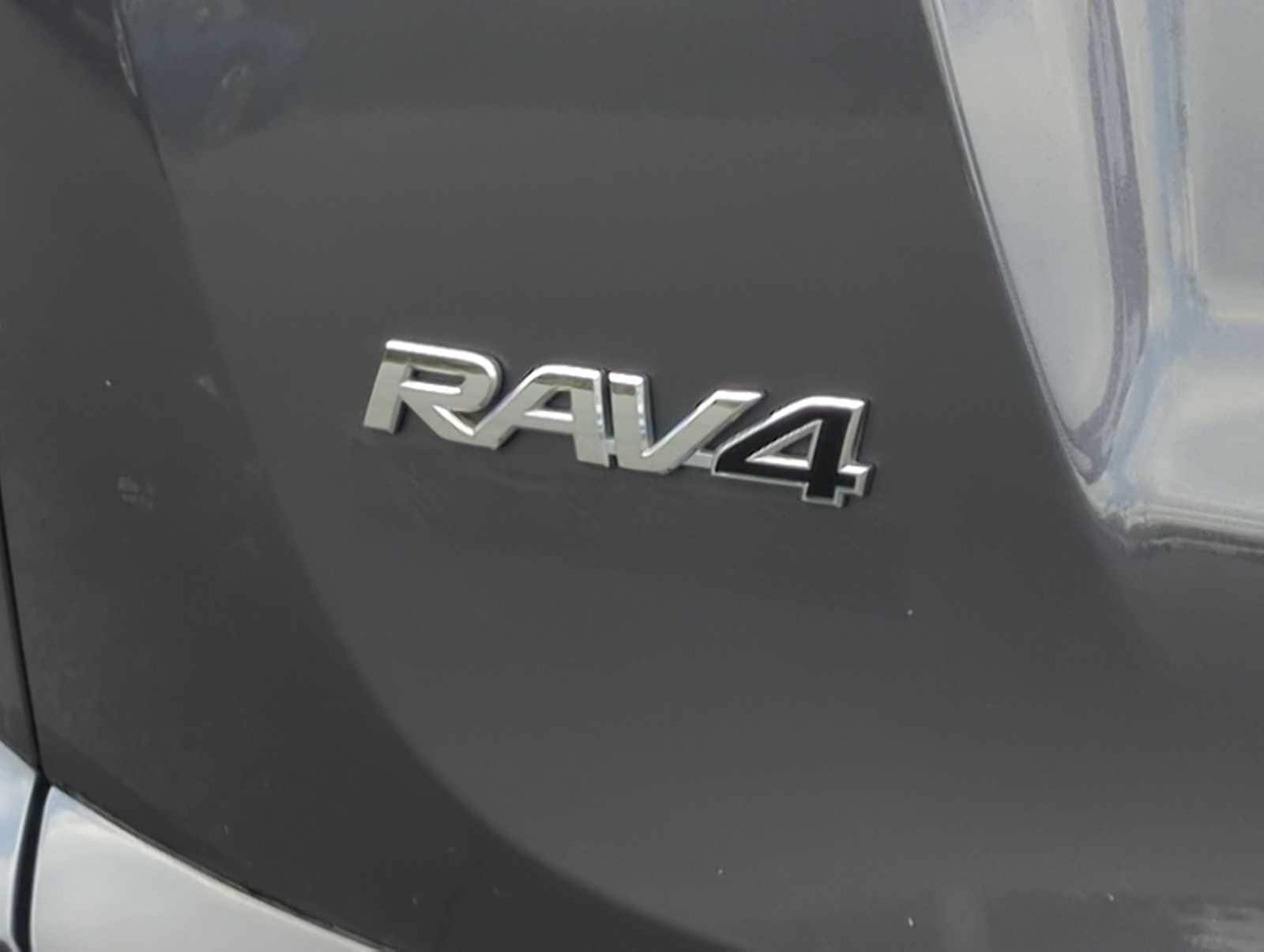 Thumbnail: 2018 Toyota RAV4 - 11