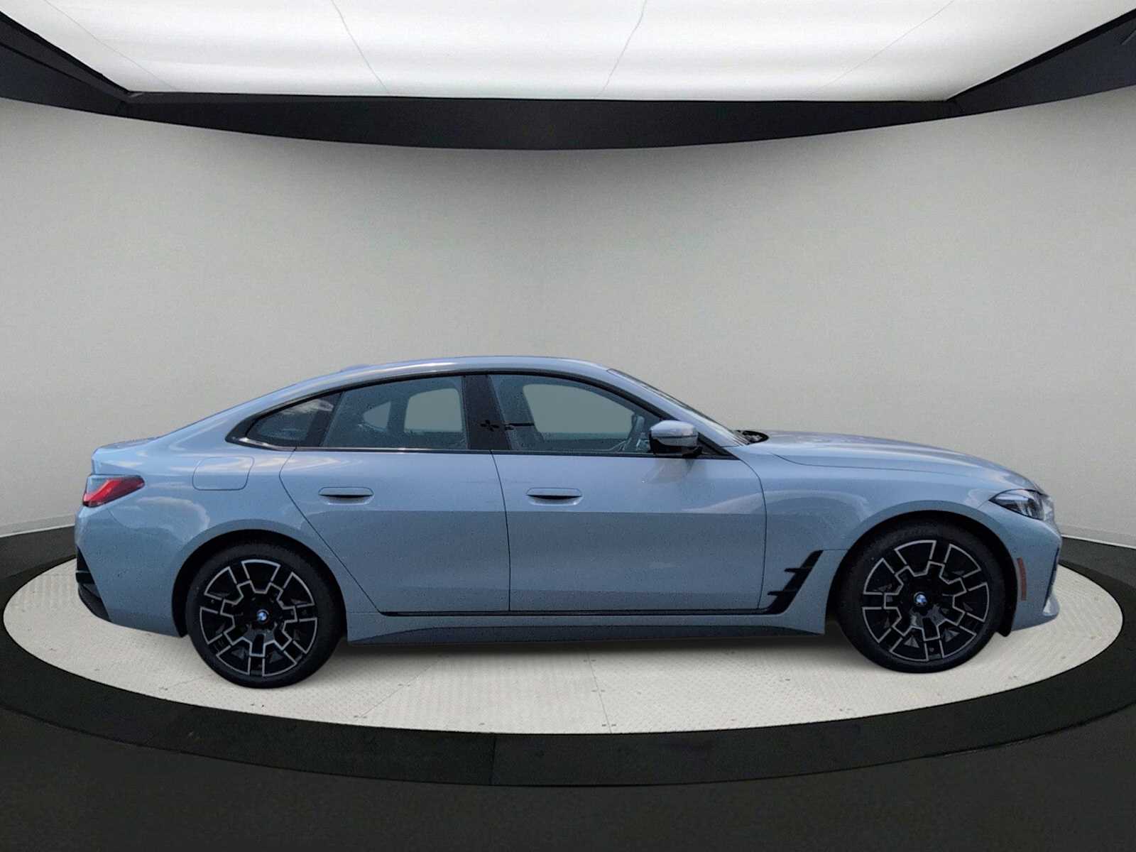 Thumbnail: 2026 BMW i4 - 9