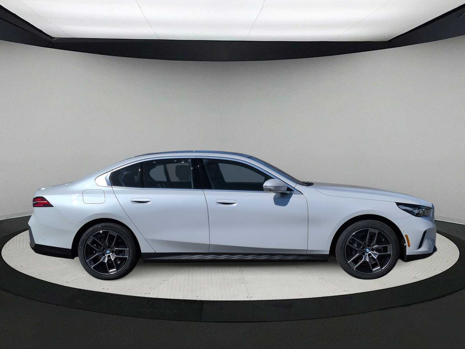 Thumbnail: 2026 BMW 5 Series - 9
