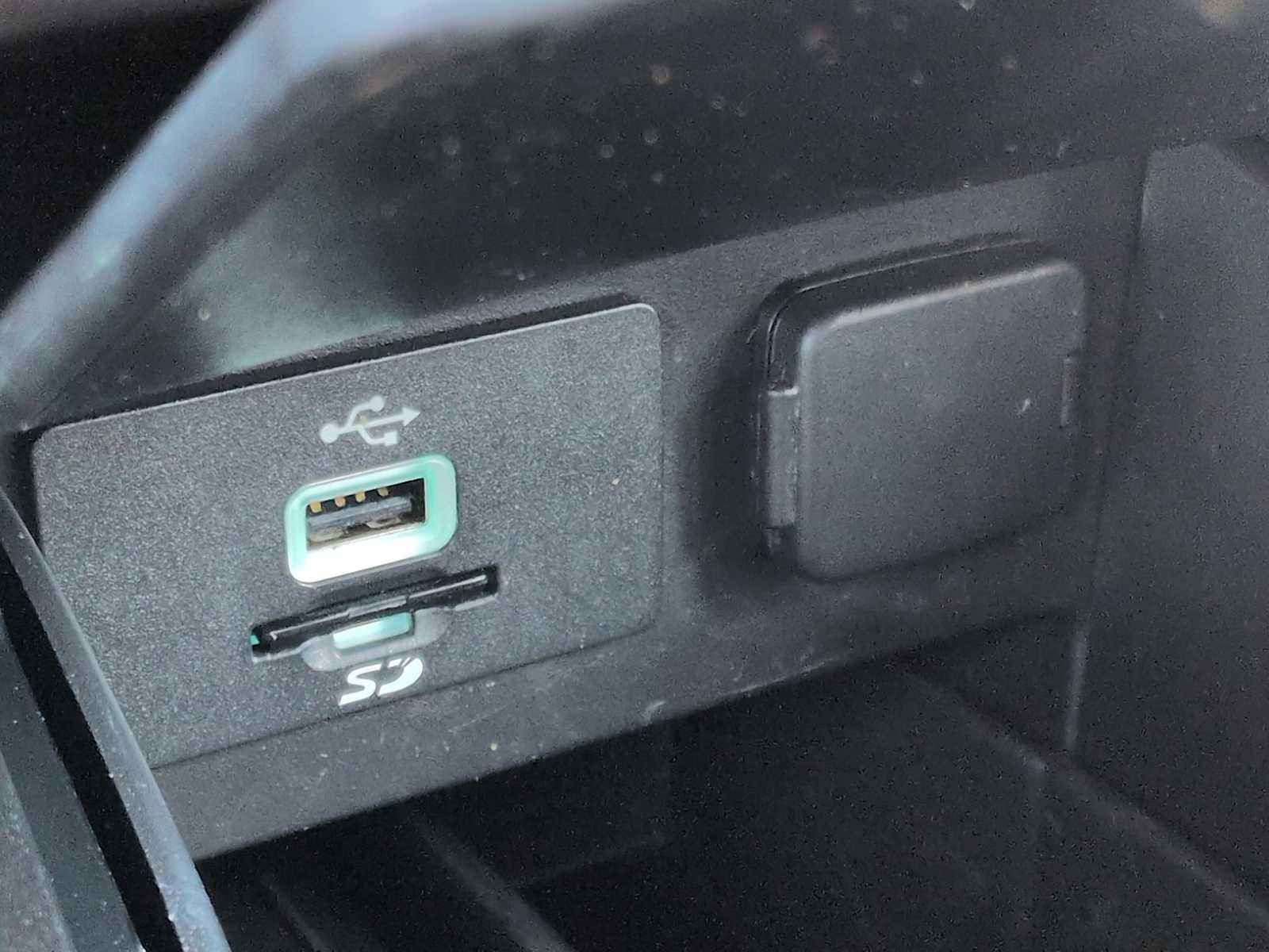 Thumbnail: 2016 Ford Explorer - 32