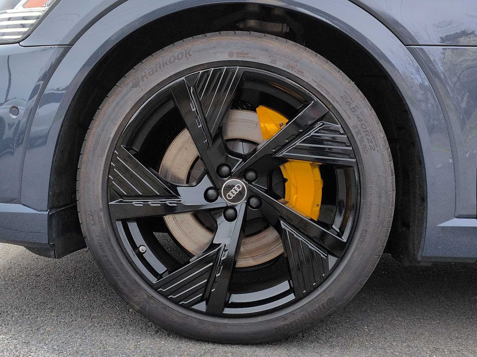 Thumbnail: 2023 Audi e-tron S - 14