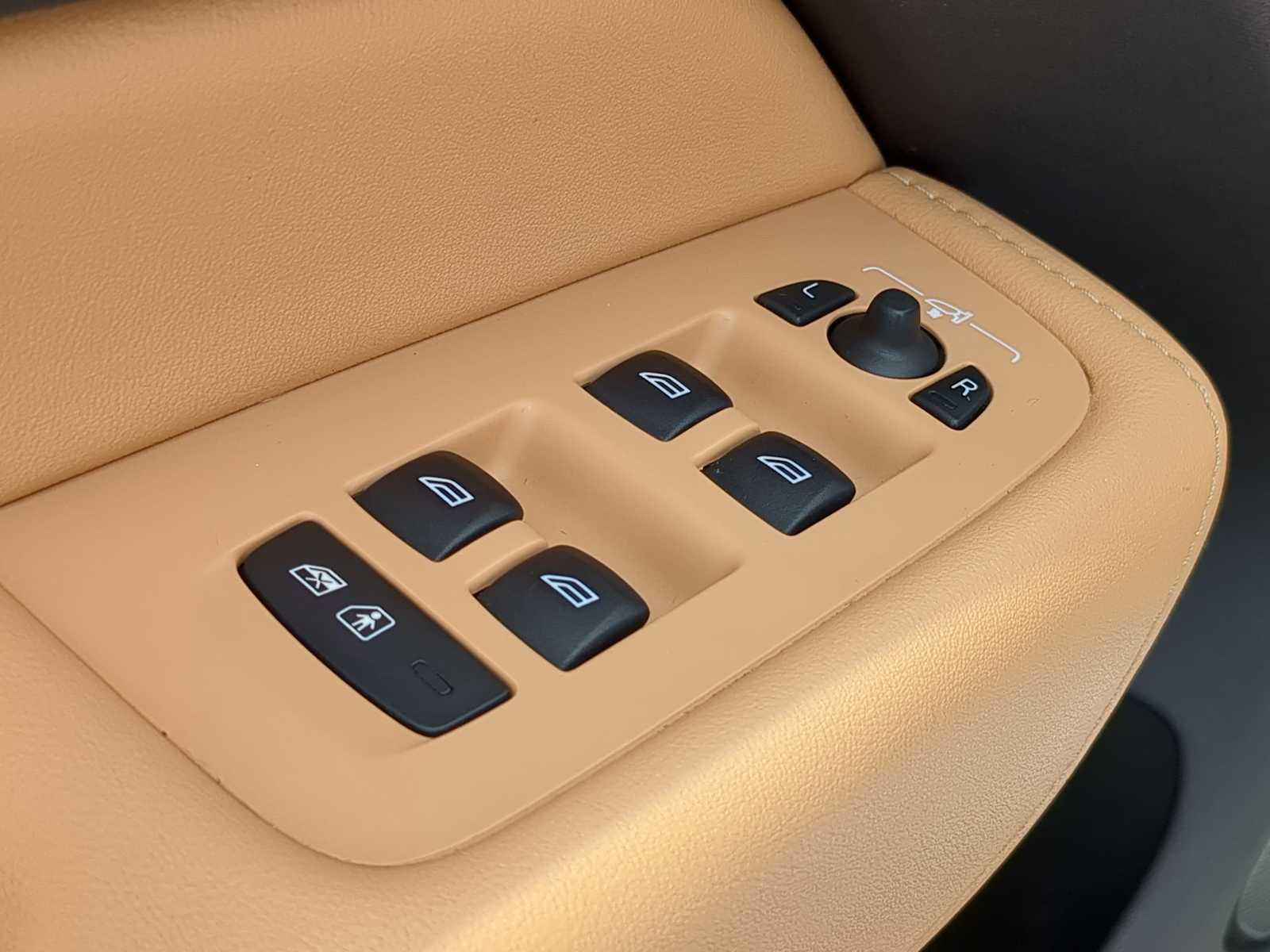 Thumbnail: 2019 Volvo XC60 - 17