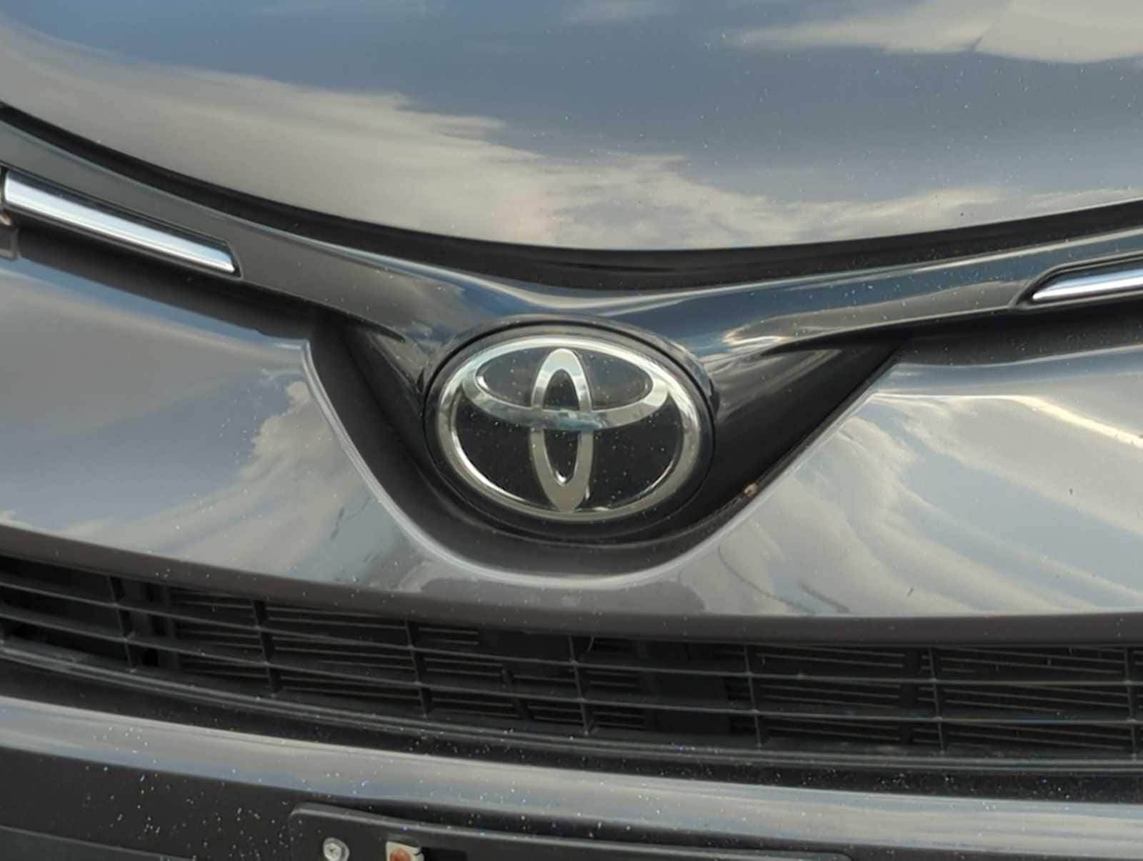 Thumbnail: 2018 Toyota RAV4 - 10