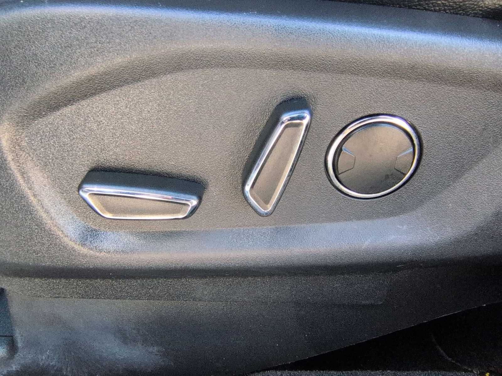 Thumbnail: 2016 Ford Explorer - 17