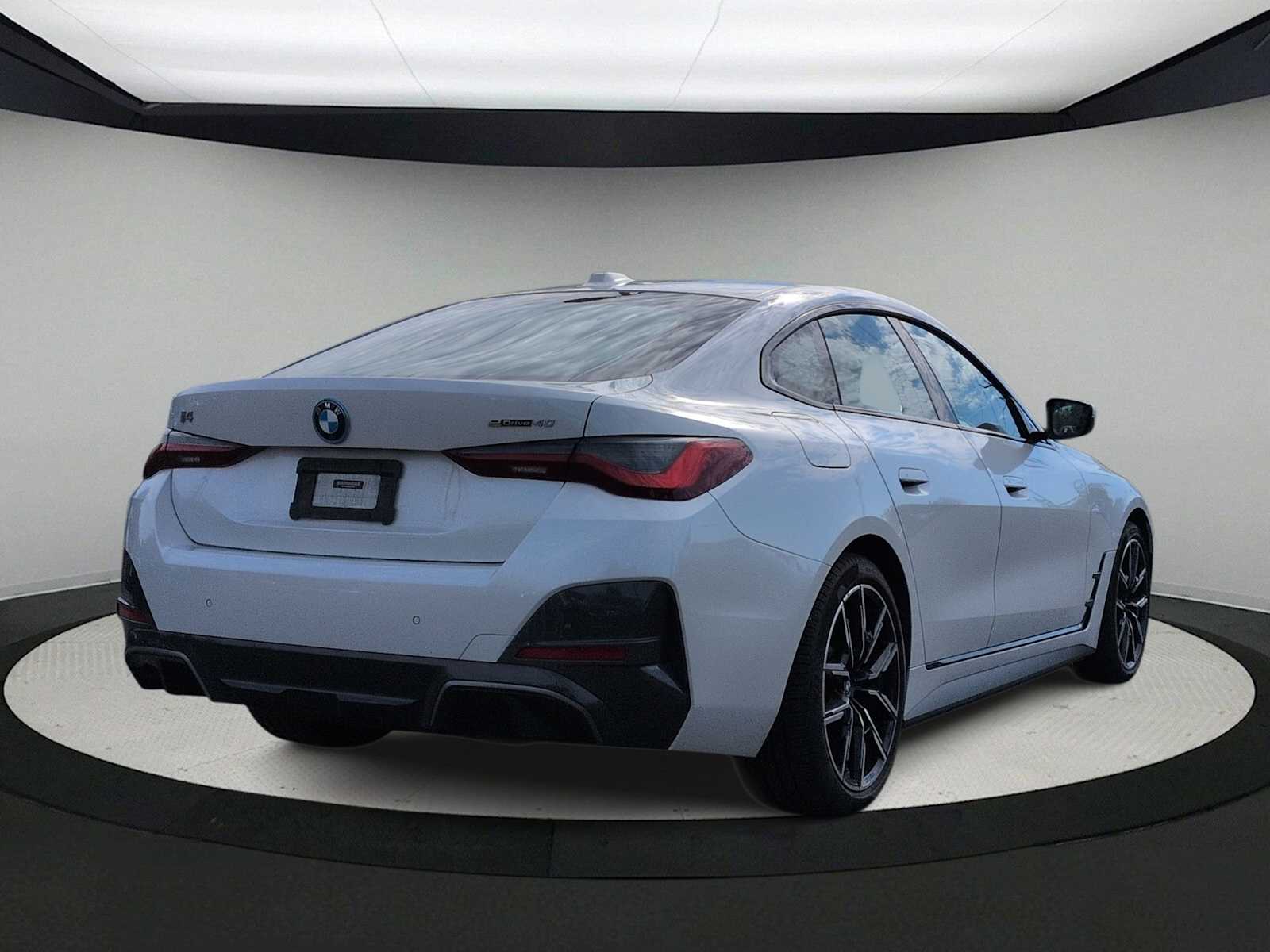 Thumbnail: 2022 BMW i4 - 8