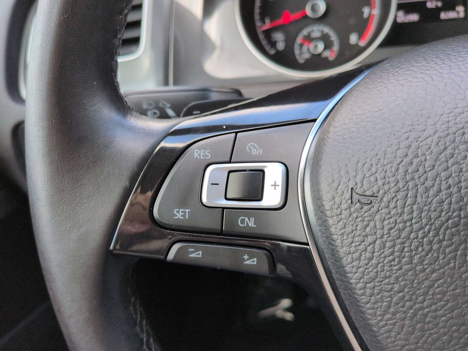 Thumbnail: 2018 Volkswagen e-Golf - 24
