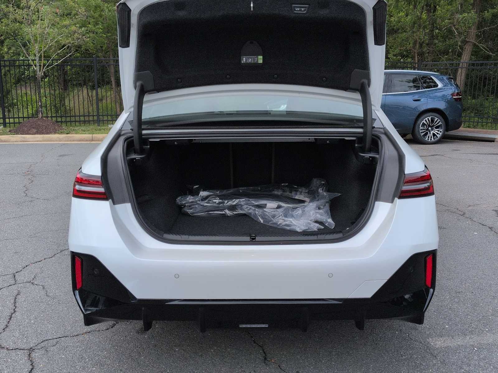 Thumbnail: 2026 BMW i5 - 36