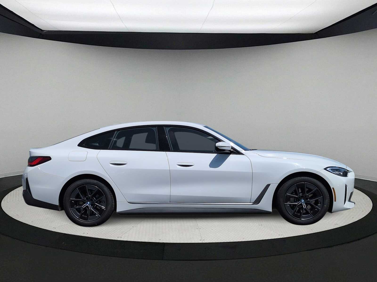 Thumbnail: 2023 BMW i4 - 9