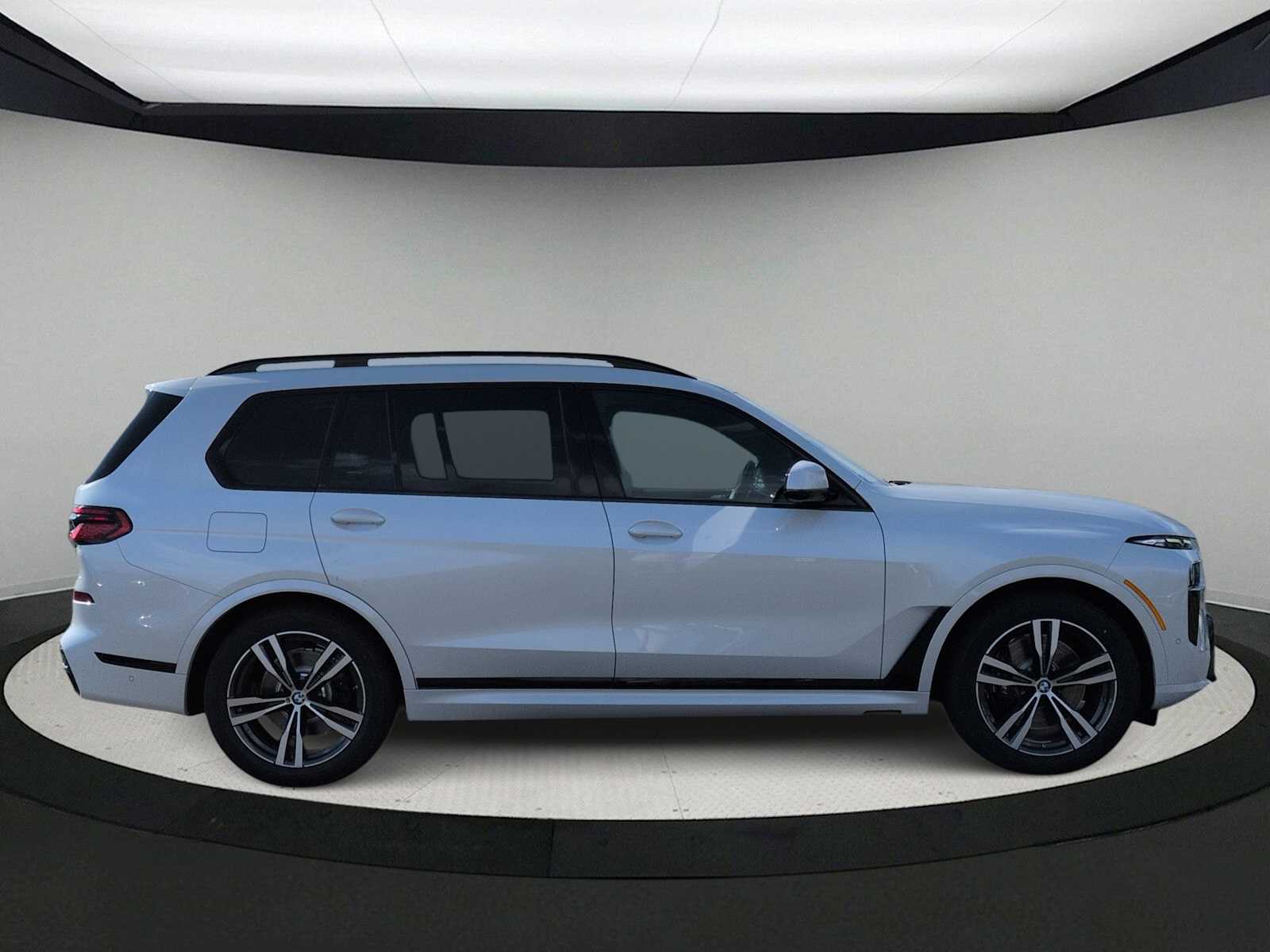 Thumbnail: 2026 BMW X7 - 9