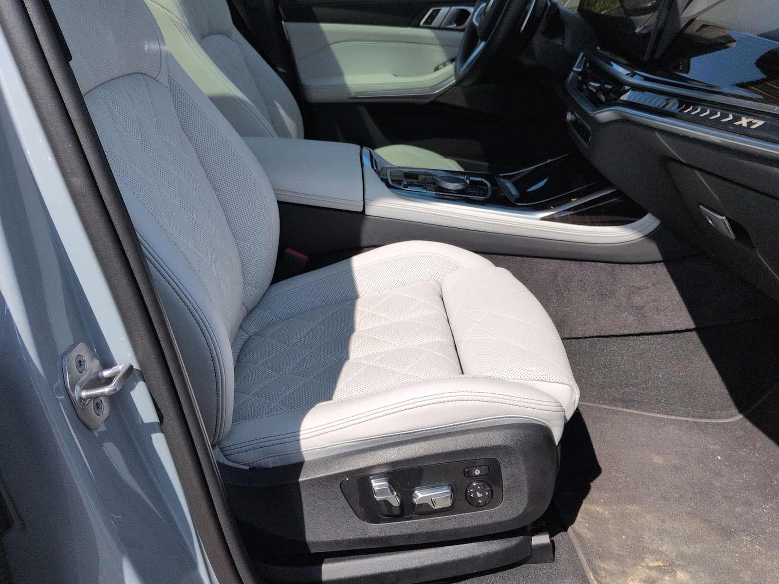 Thumbnail: 2025 BMW X7 - 23