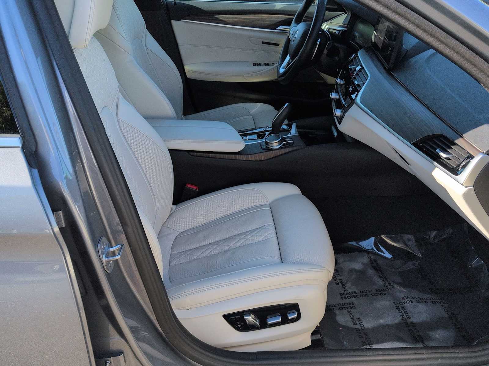 Thumbnail: 2023 BMW 5 Series - 24