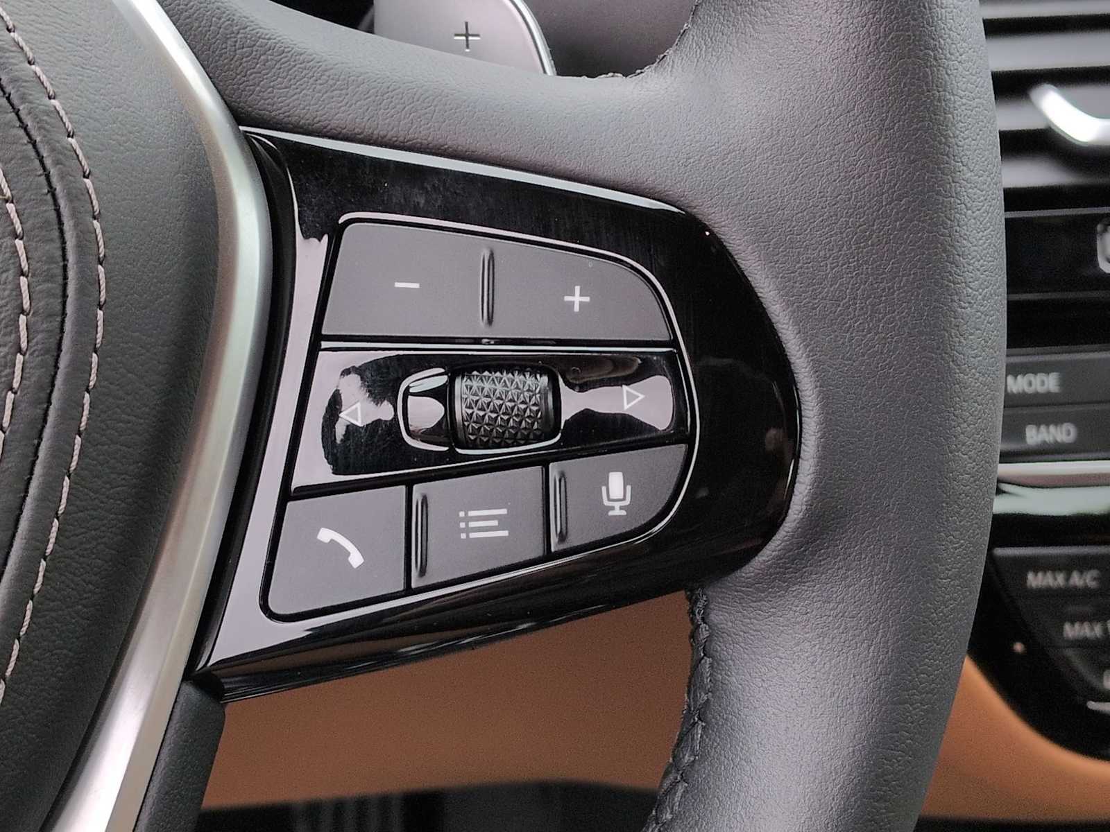 Thumbnail: 2023 BMW 5 Series - 25