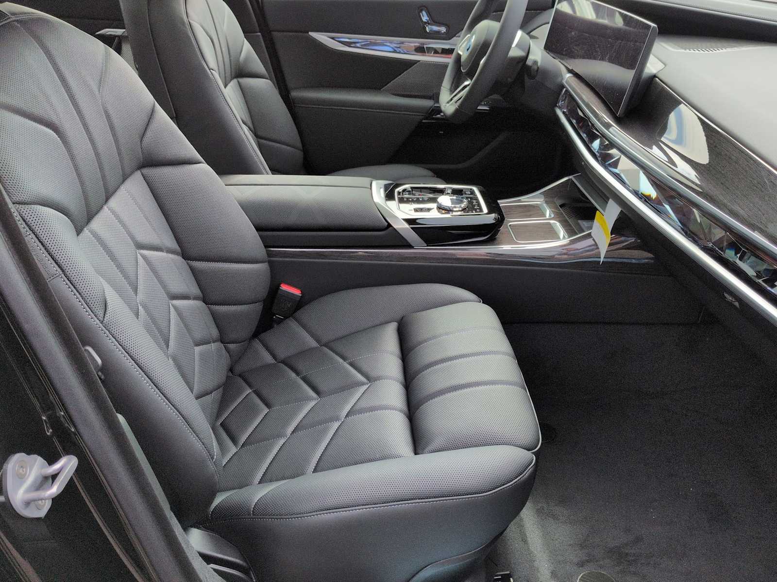 Thumbnail: 2026 BMW i7 - 24