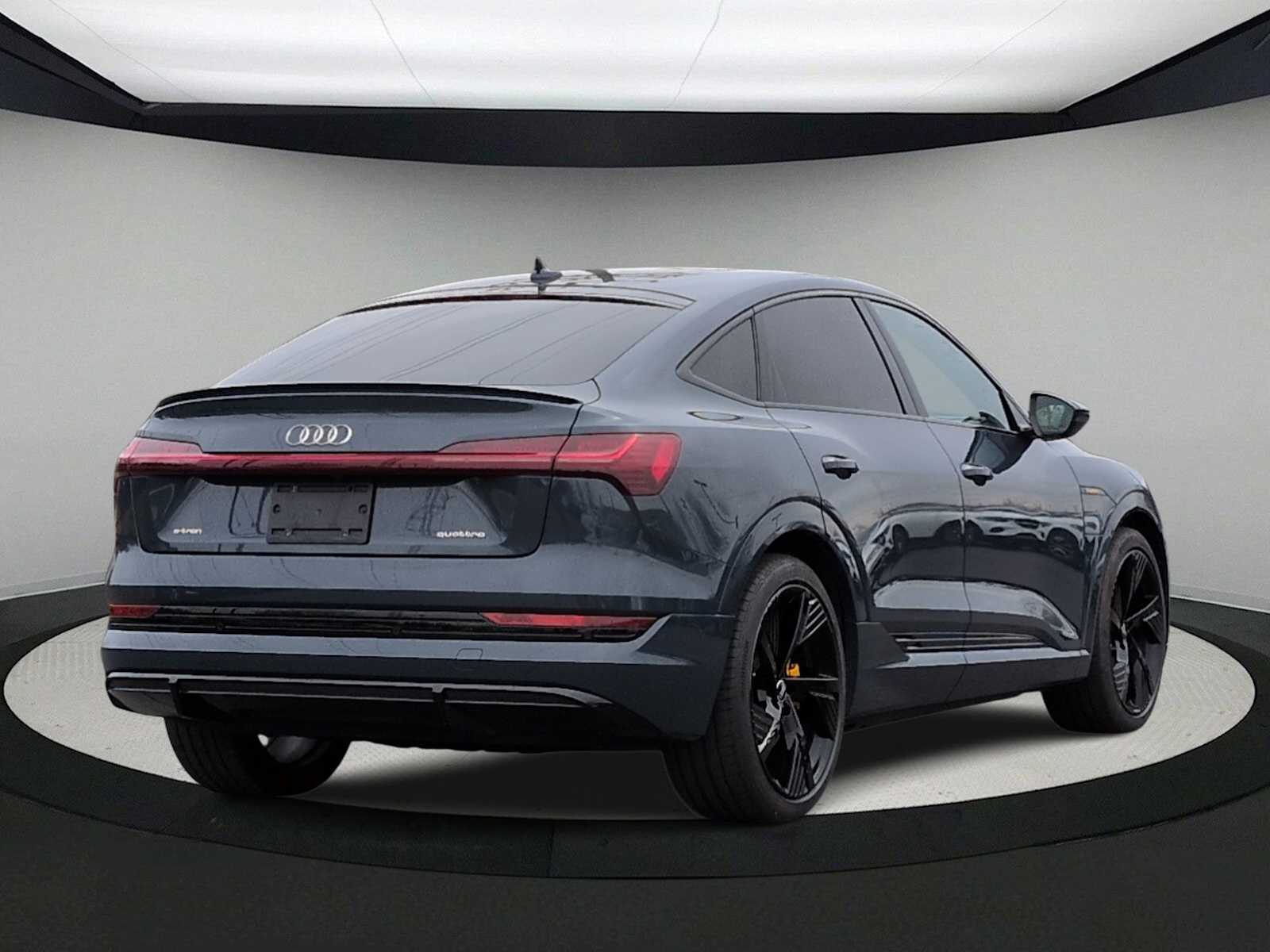 Thumbnail: 2023 Audi e-tron S - 8