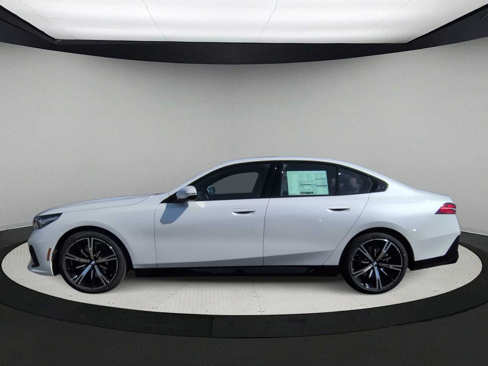 Thumbnail: 2026 BMW 5 Series - 5