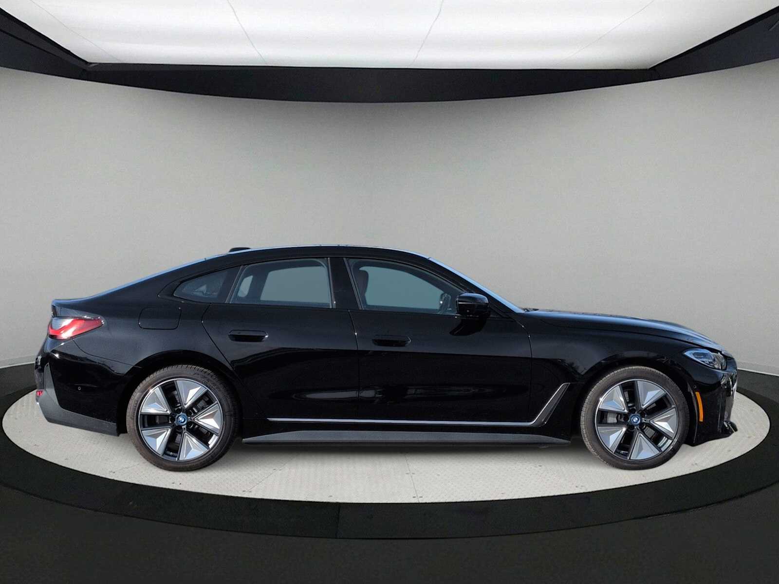 Thumbnail: 2023 BMW i4 - 9