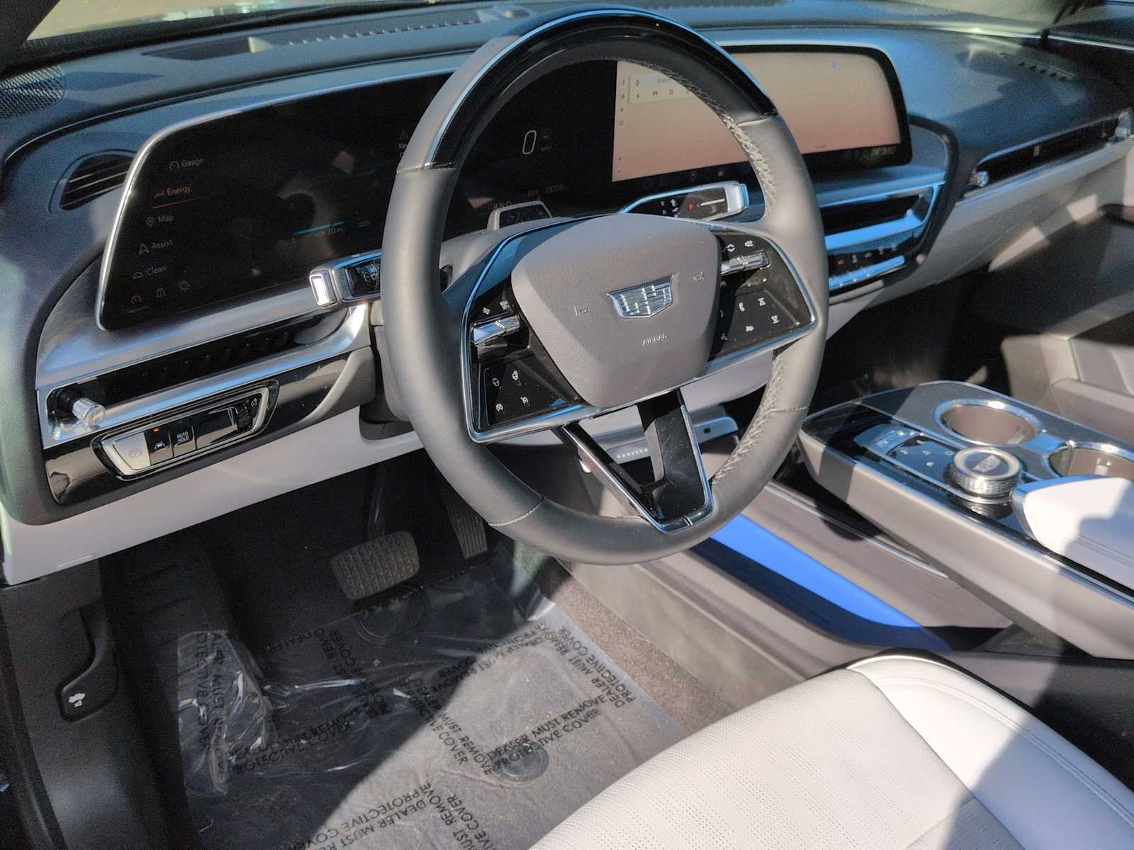 Thumbnail: 2024 Cadillac Lyriq - 16