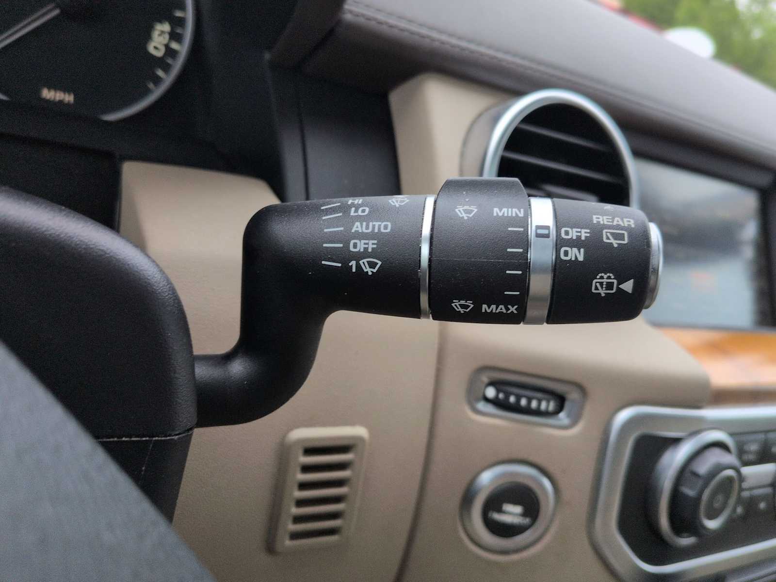 Thumbnail: 2014 Land Rover LR4 - 28