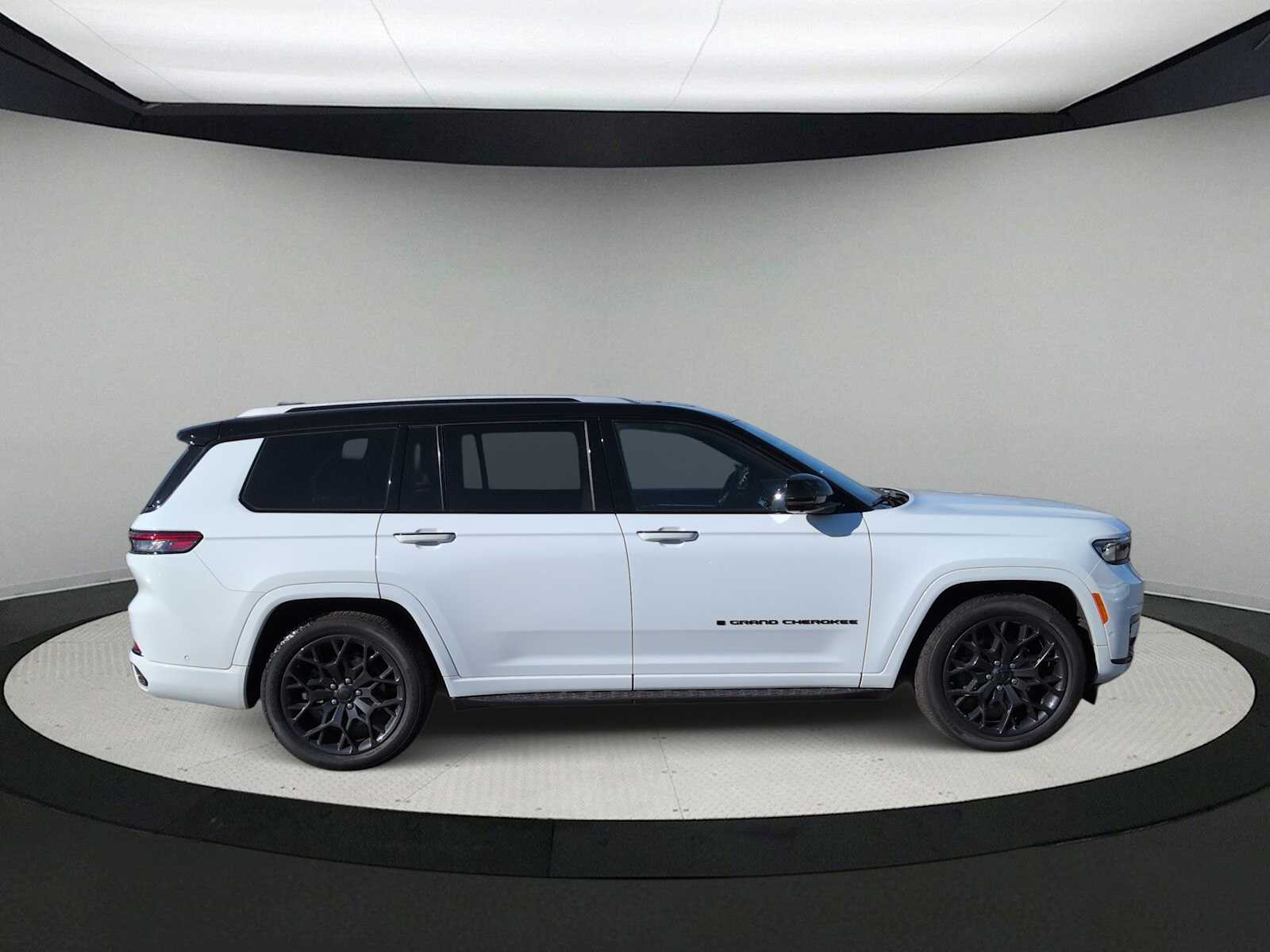 Thumbnail: 2023 Jeep Grand Cherokee - 9