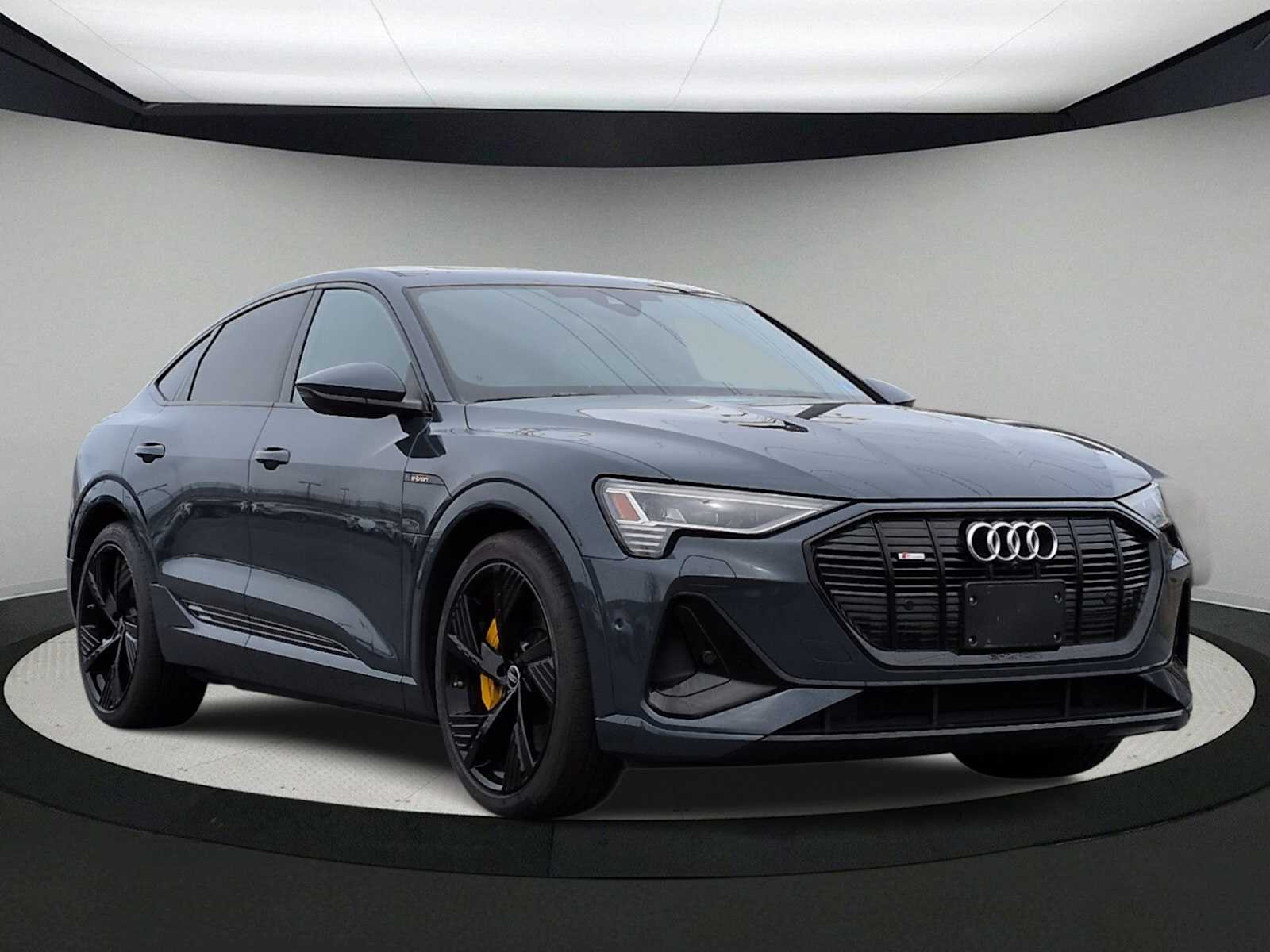 Thumbnail: 2023 Audi e-tron S - 2