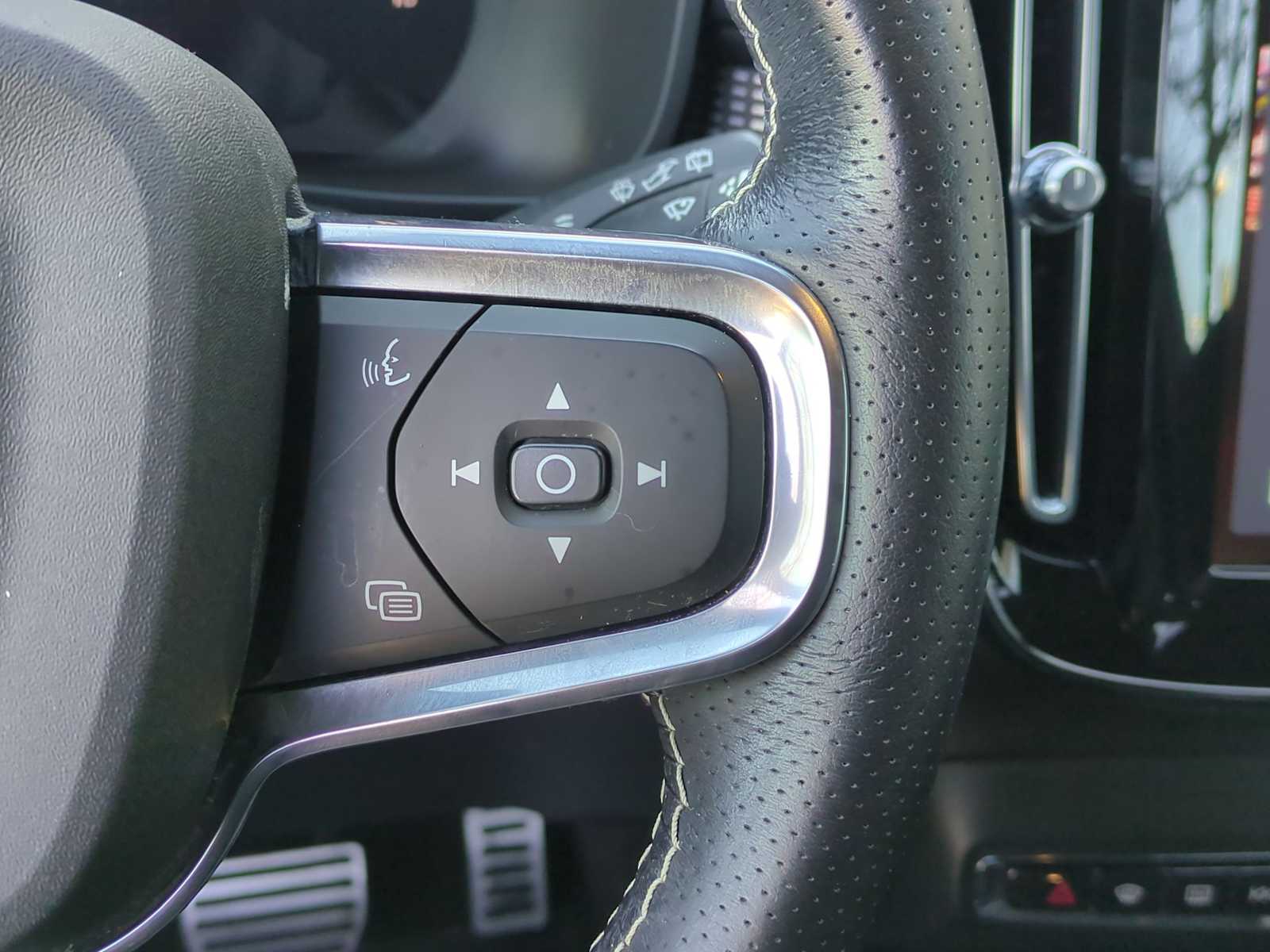 Thumbnail: 2021 Volvo XC40 - 24