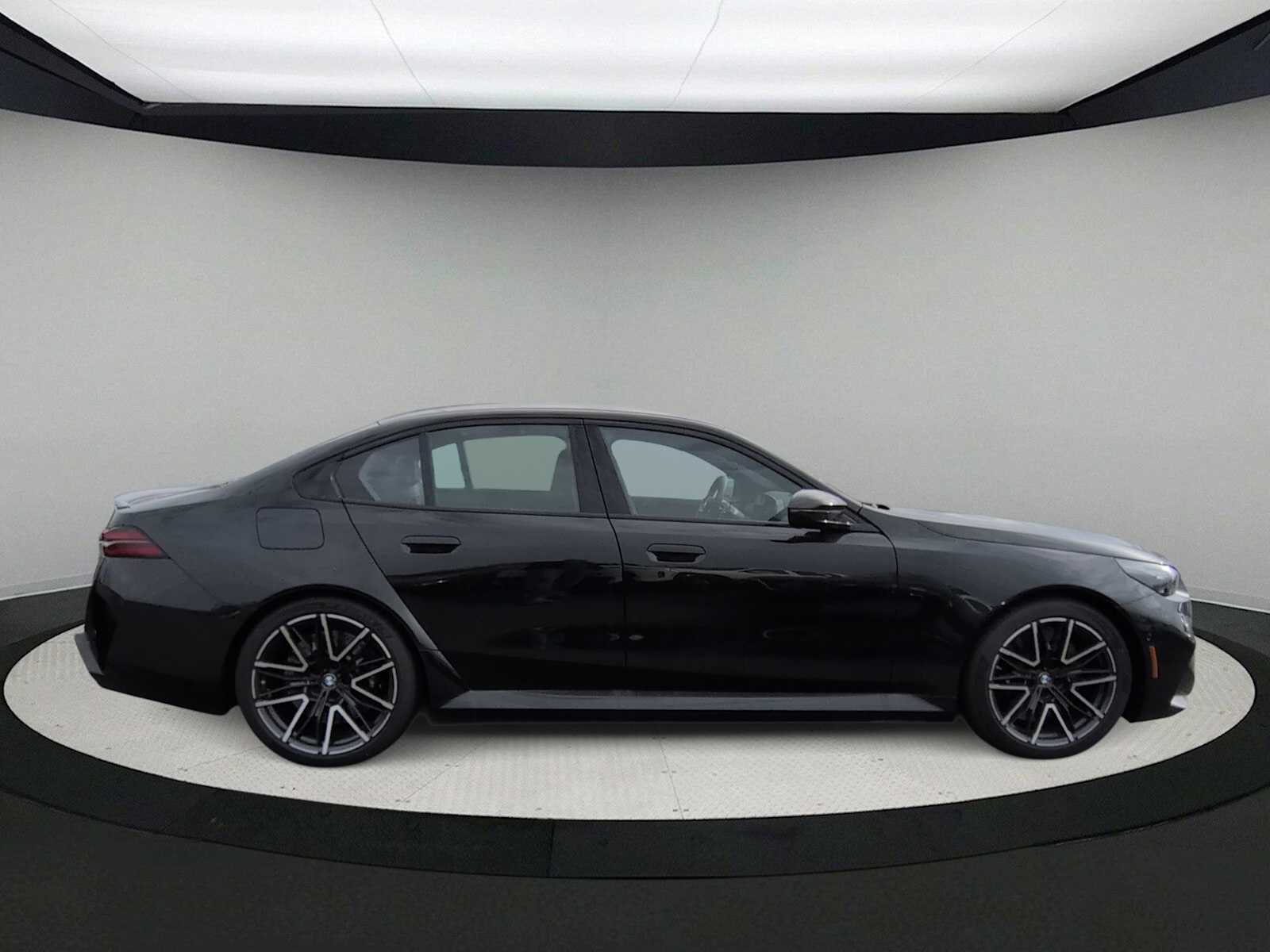 Thumbnail: 2026 BMW M5 - 9