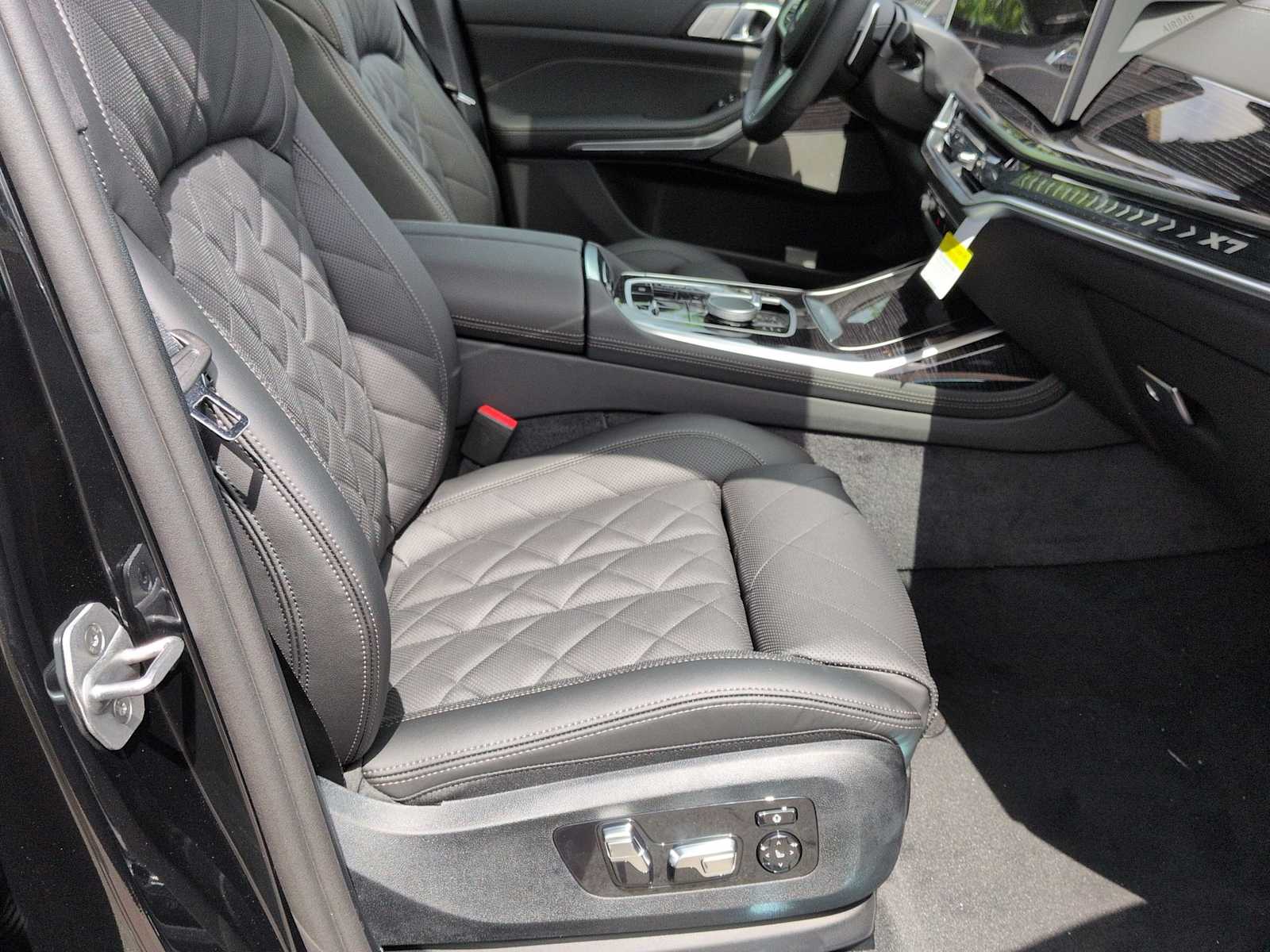 Thumbnail: 2027 BMW X7 - 24
