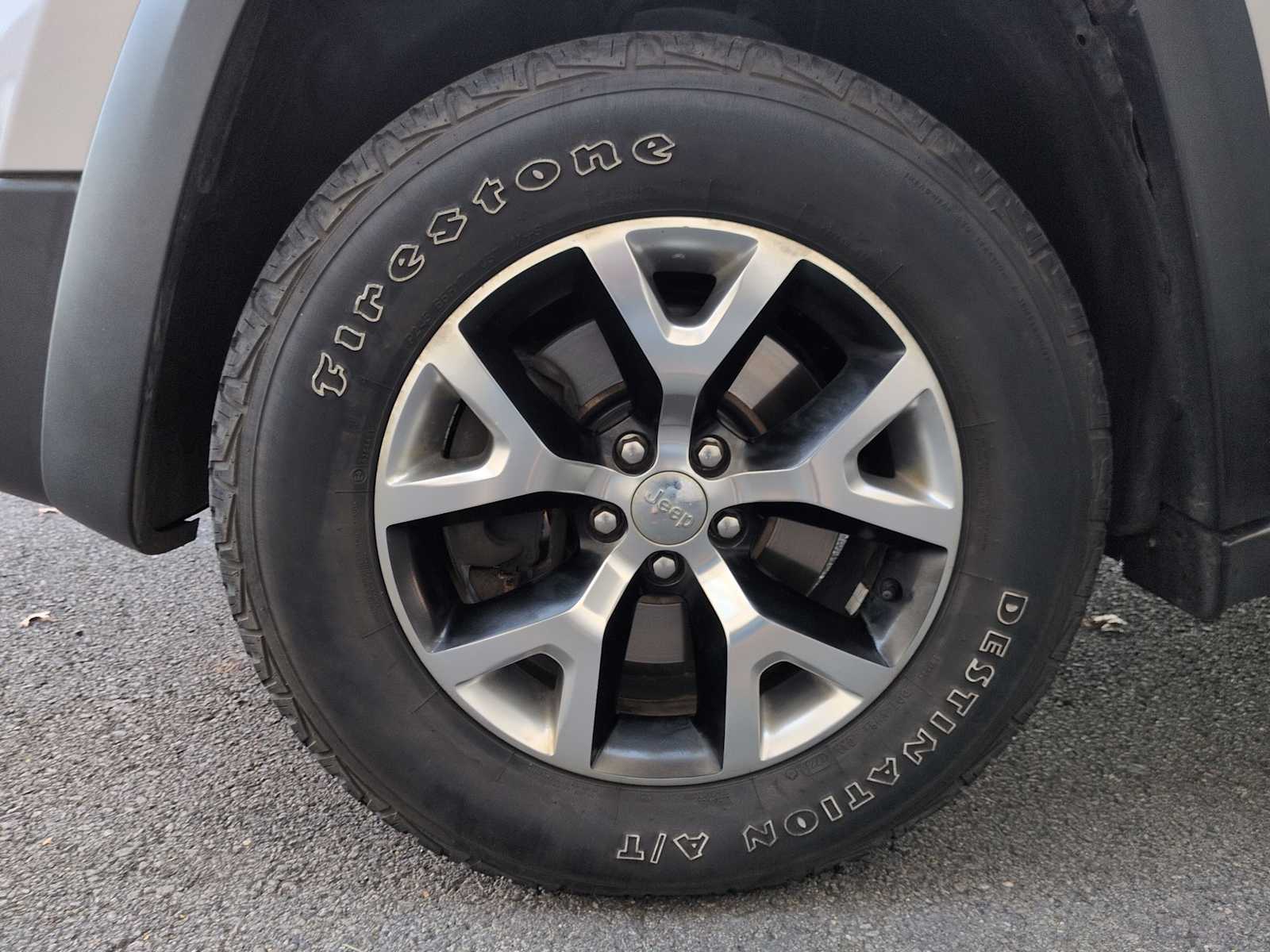 Thumbnail: 2015 Jeep Cherokee - 14