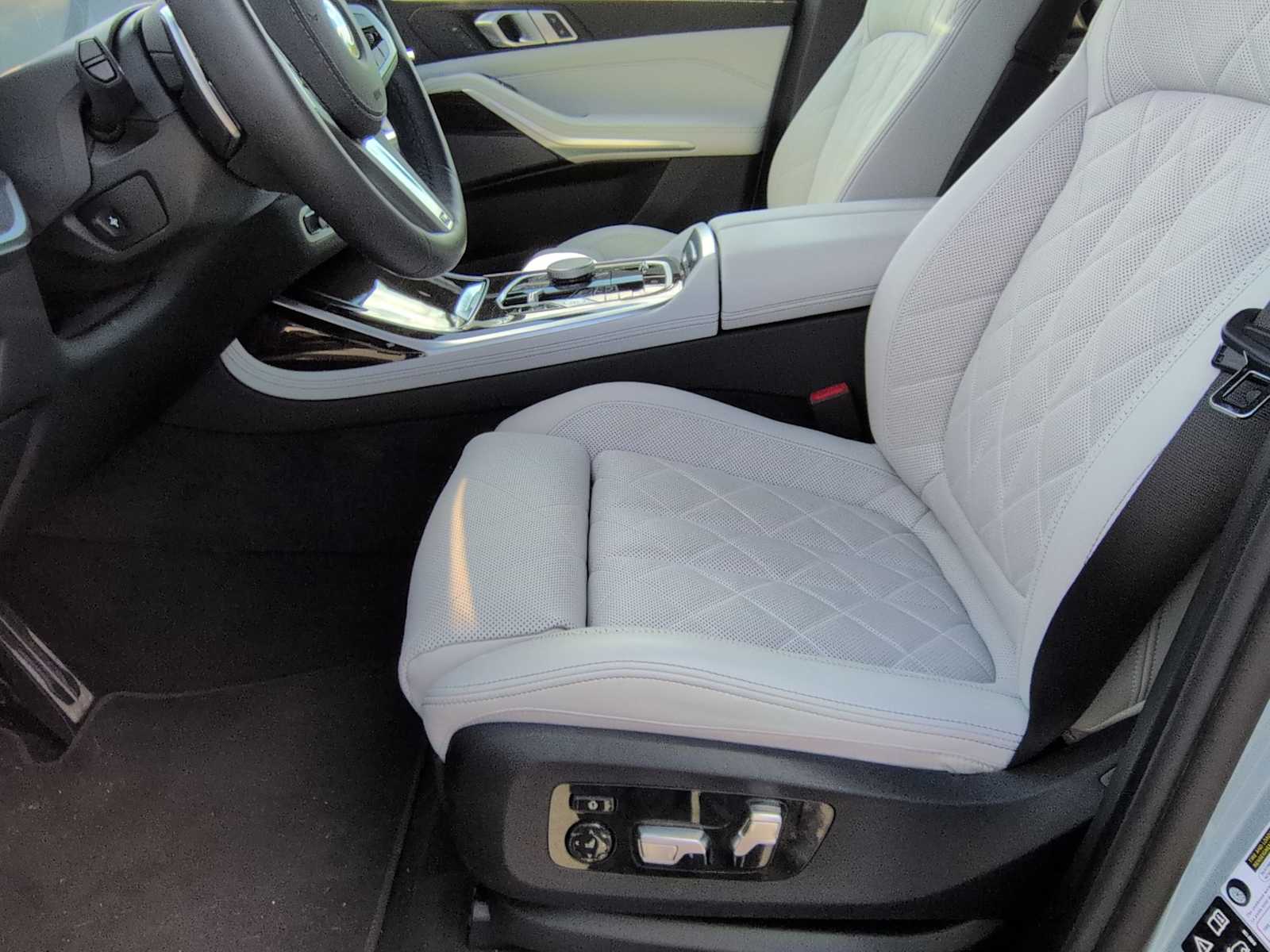 Thumbnail: 2025 BMW X7 - 16