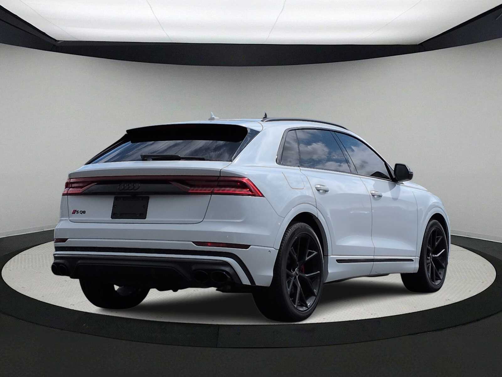 Thumbnail: 2023 Audi SQ8 - 8