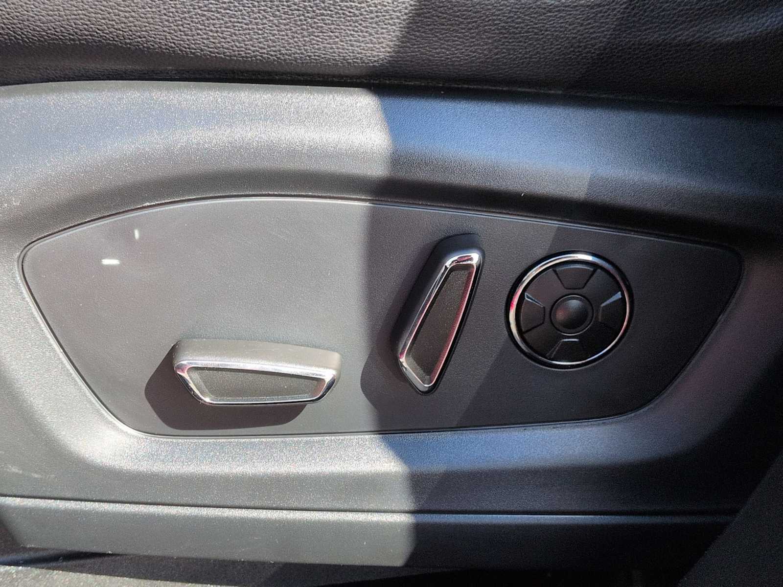 Thumbnail: 2020 Ford Explorer - 18