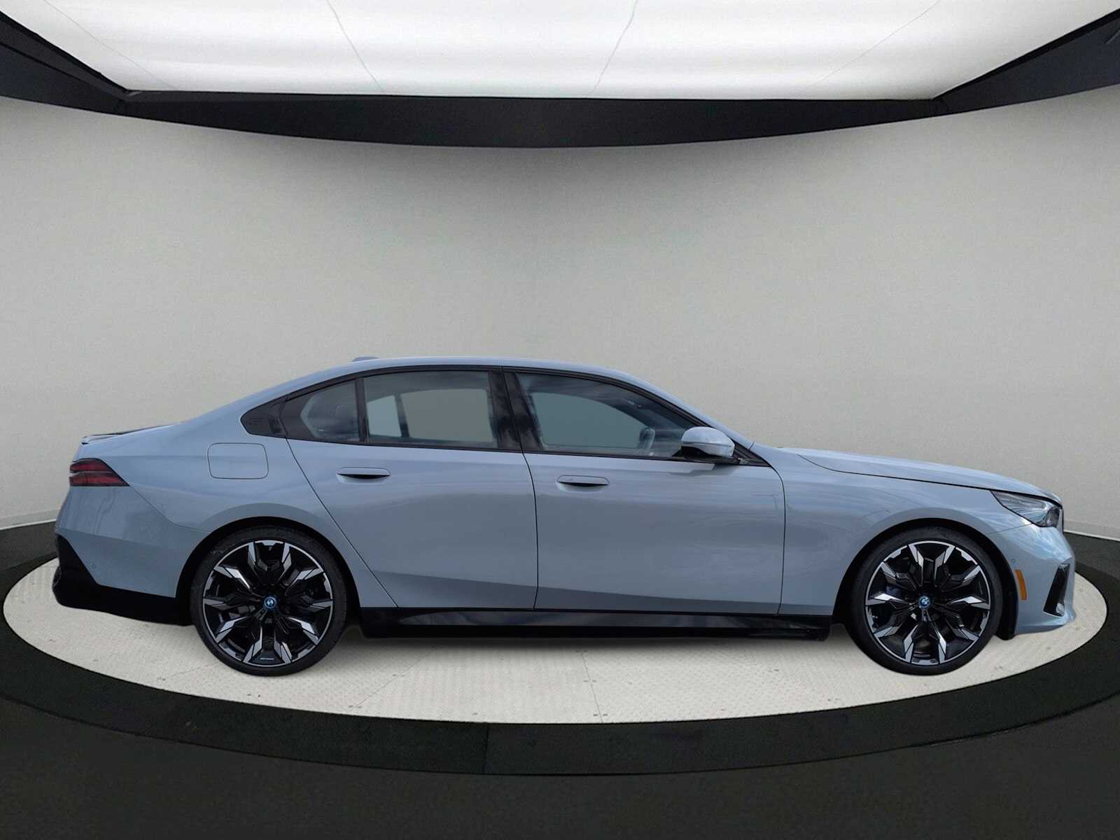 Thumbnail: 2025 BMW i5 - 9