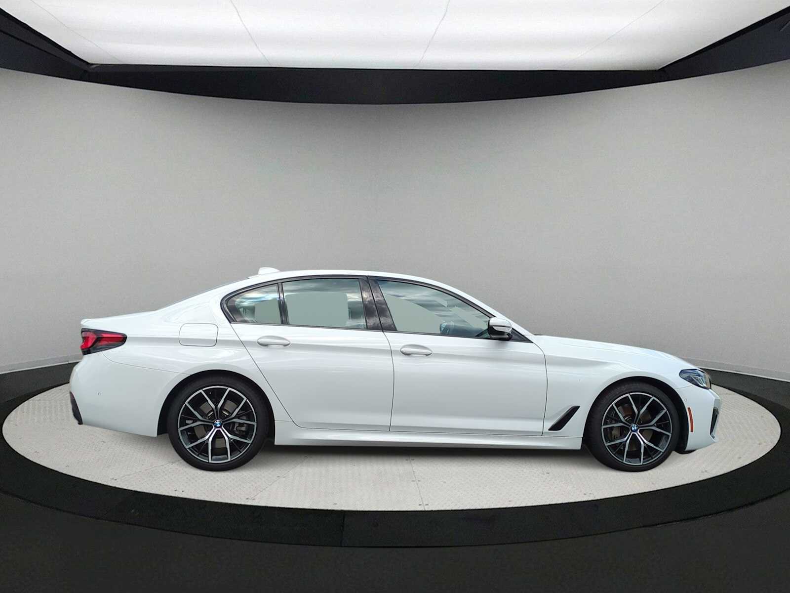 Thumbnail: 2022 BMW 5 Series - 9
