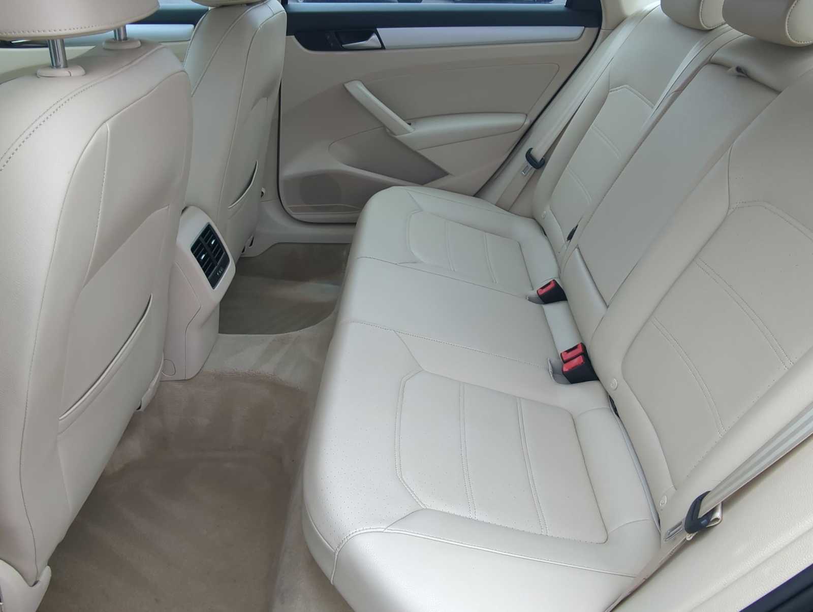 Thumbnail: 2013 Volkswagen Passat - 19