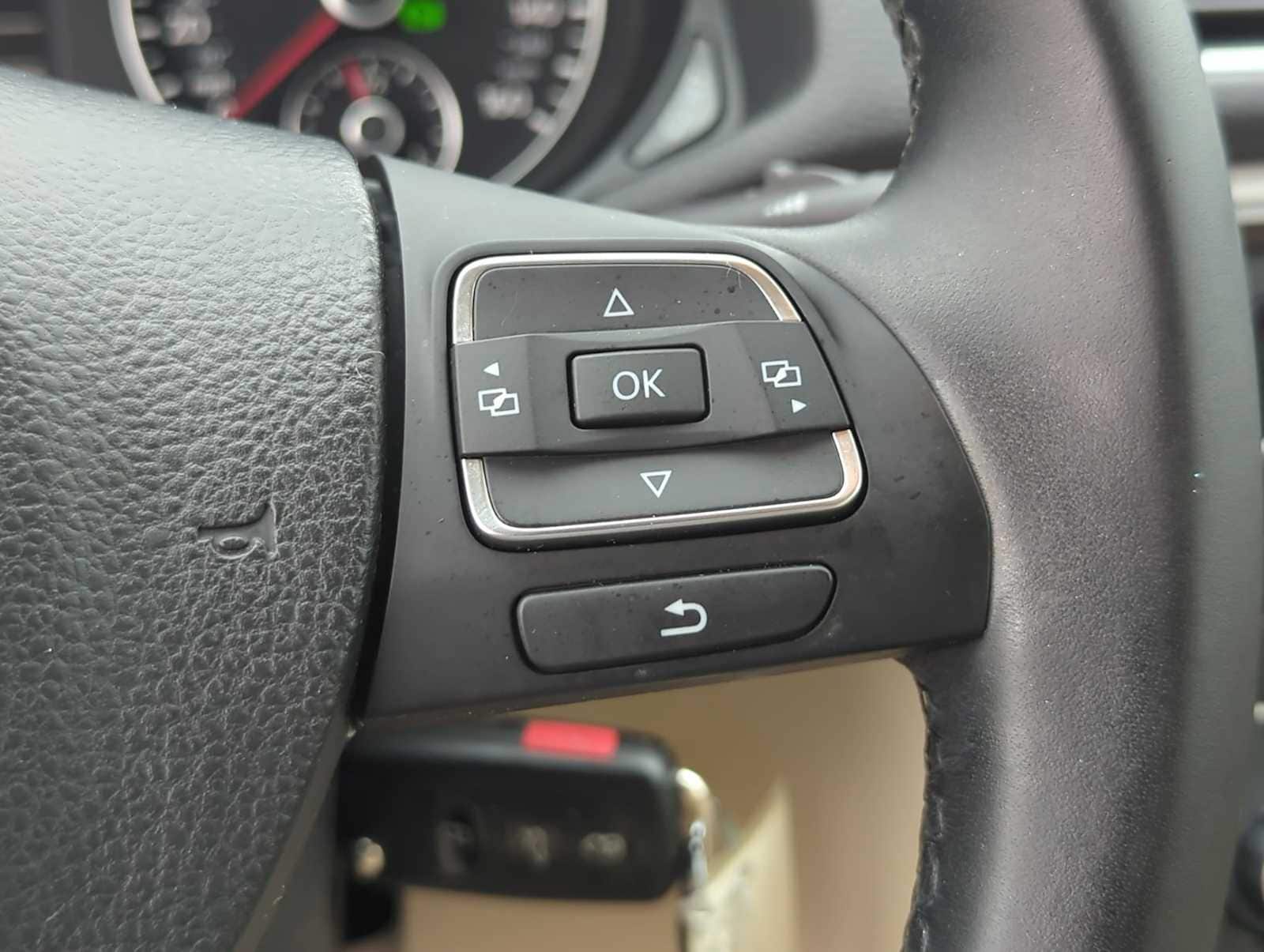 Thumbnail: 2013 Volkswagen Passat - 24