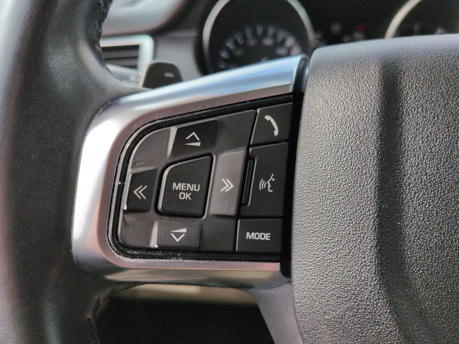 Thumbnail: 2016 Land Rover Discovery Sport - 25