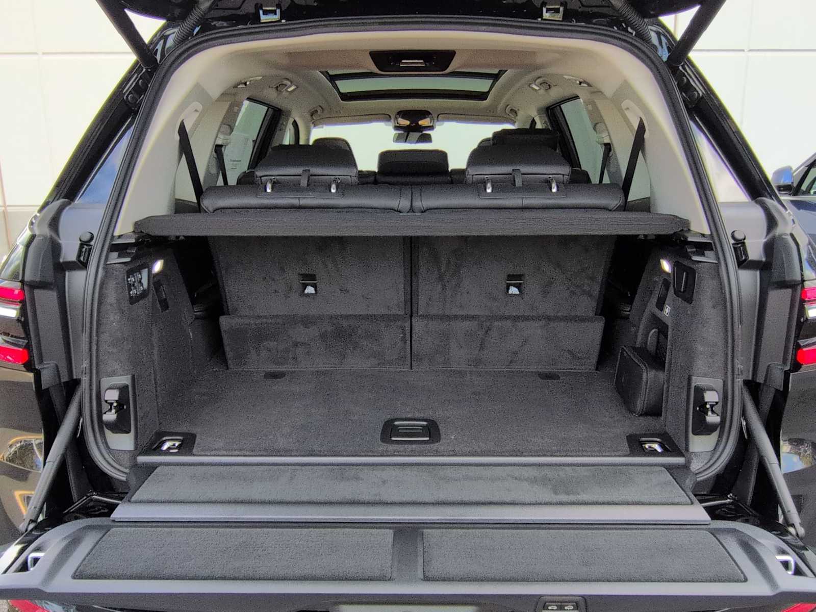 Thumbnail: 2026 BMW X7 - 37