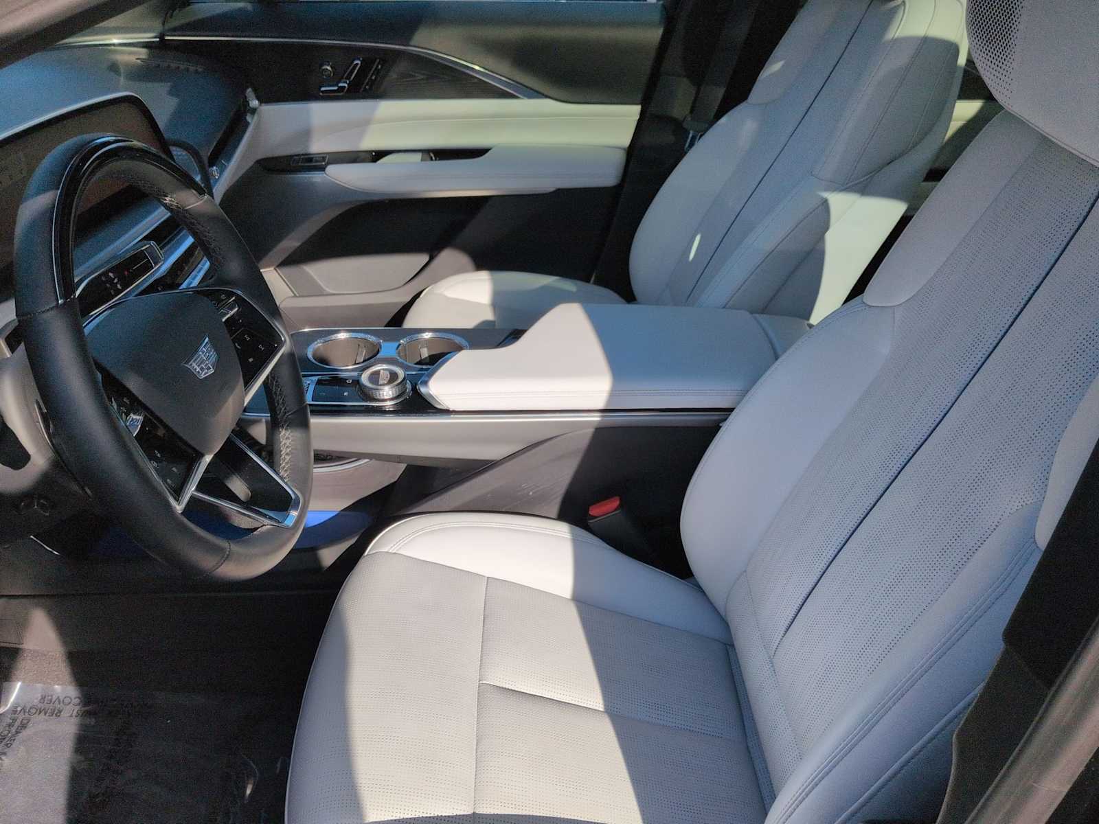 Thumbnail: 2024 Cadillac Lyriq - 10