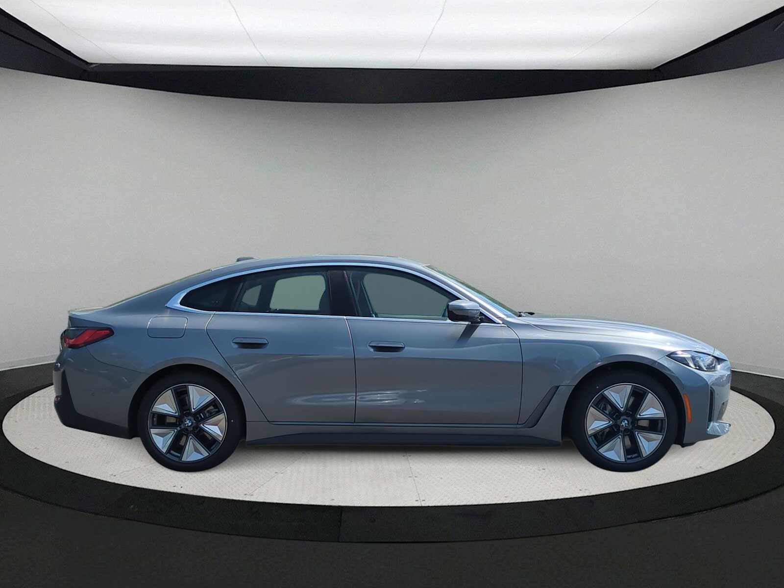 Thumbnail: 2025 BMW i4 - 9