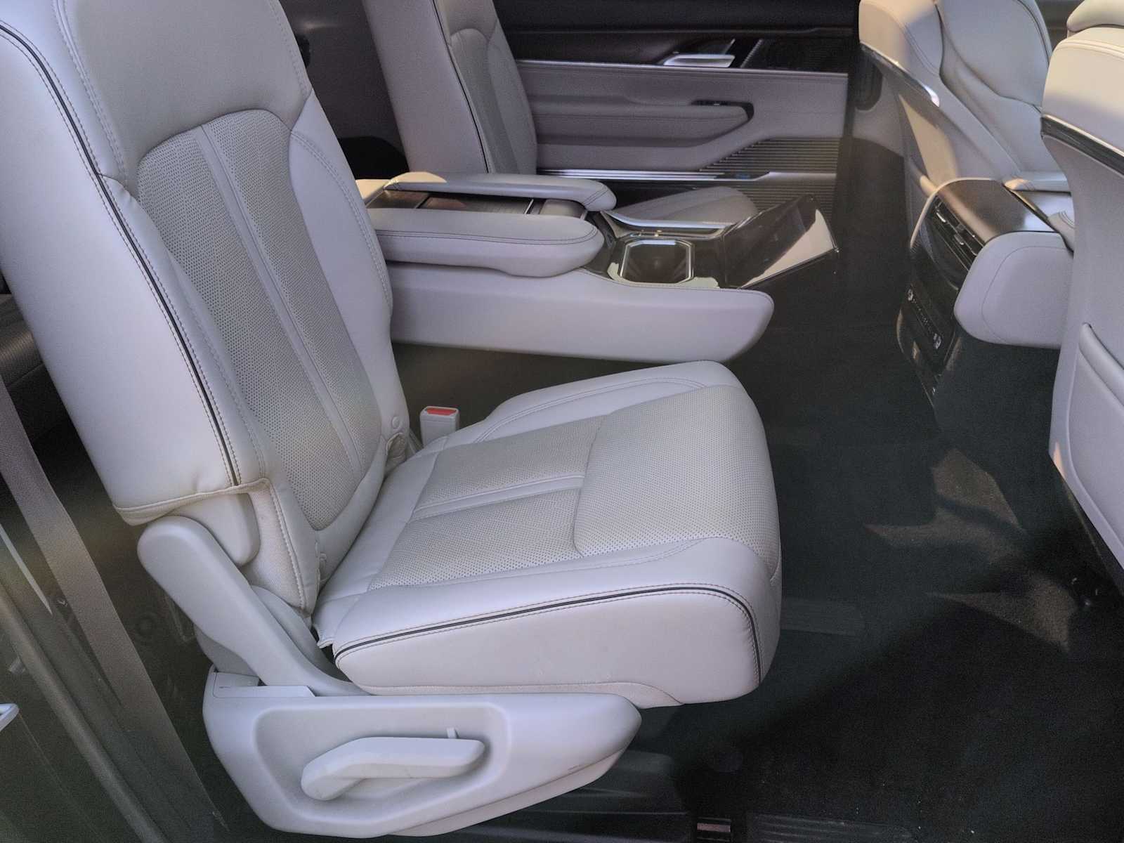 Thumbnail: 2023 Jeep Grand Wagoneer - 22