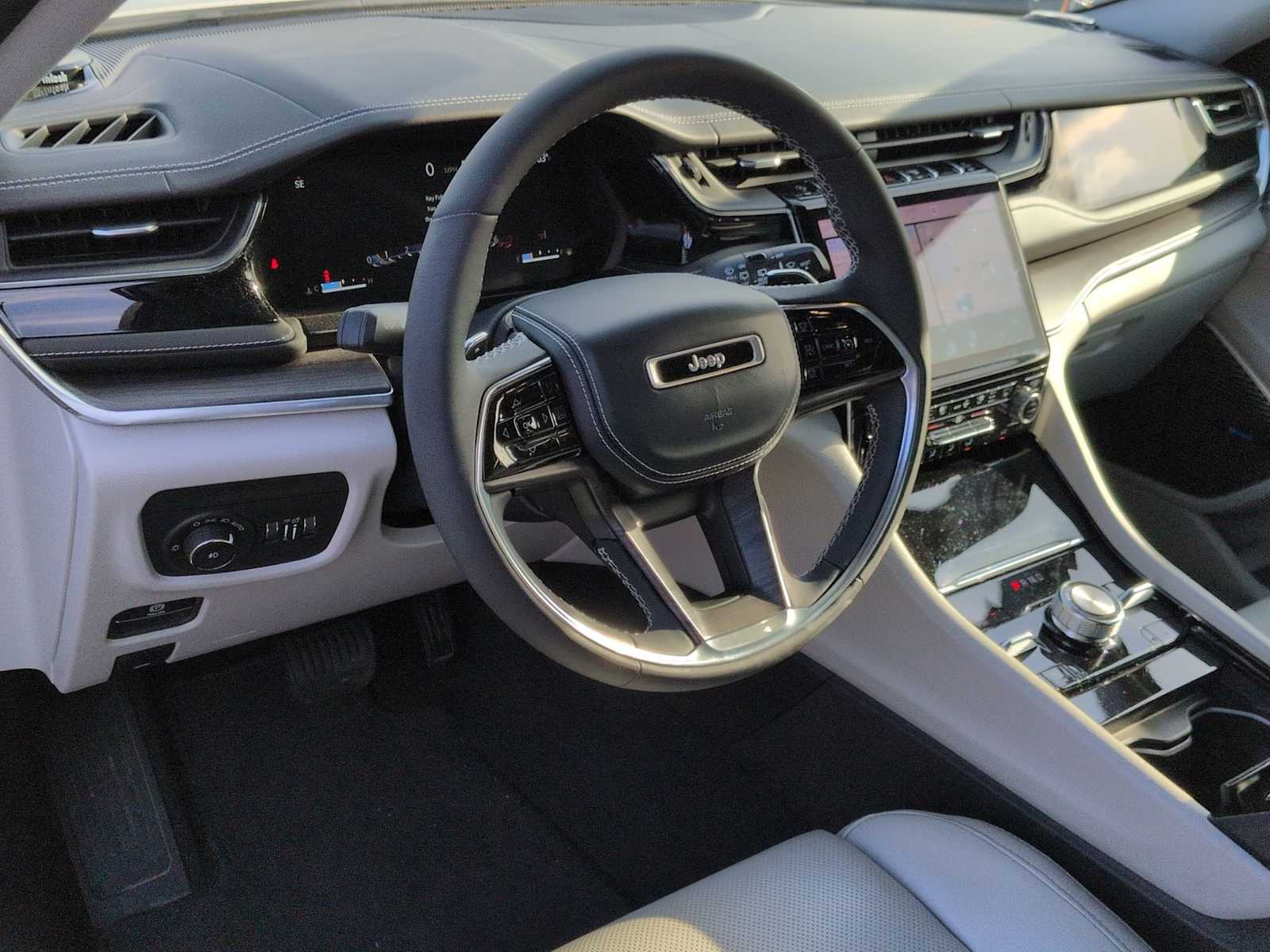 Thumbnail: 2023 Jeep Grand Cherokee - 16