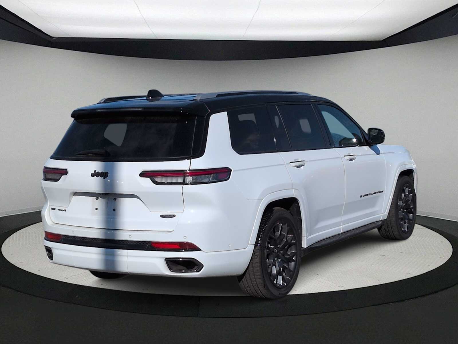 Thumbnail: 2023 Jeep Grand Cherokee - 8