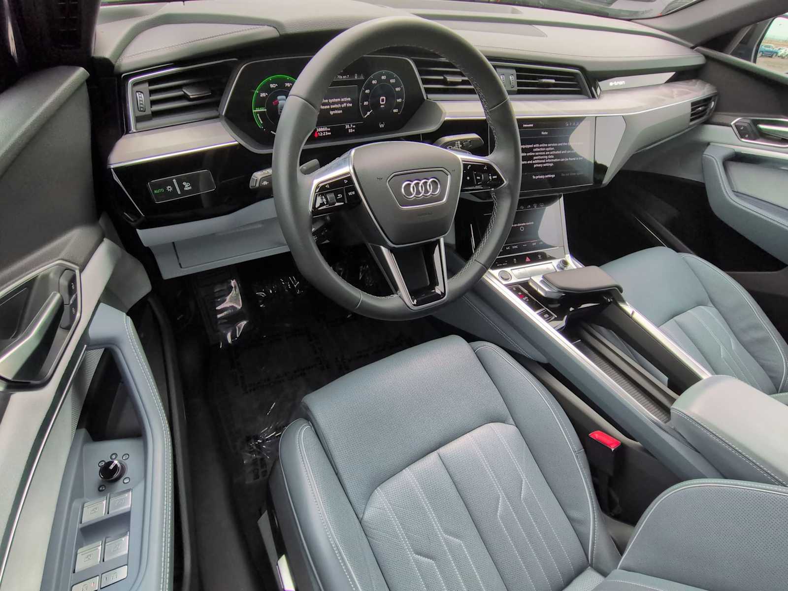 Thumbnail: 2023 Audi e-tron S - 10