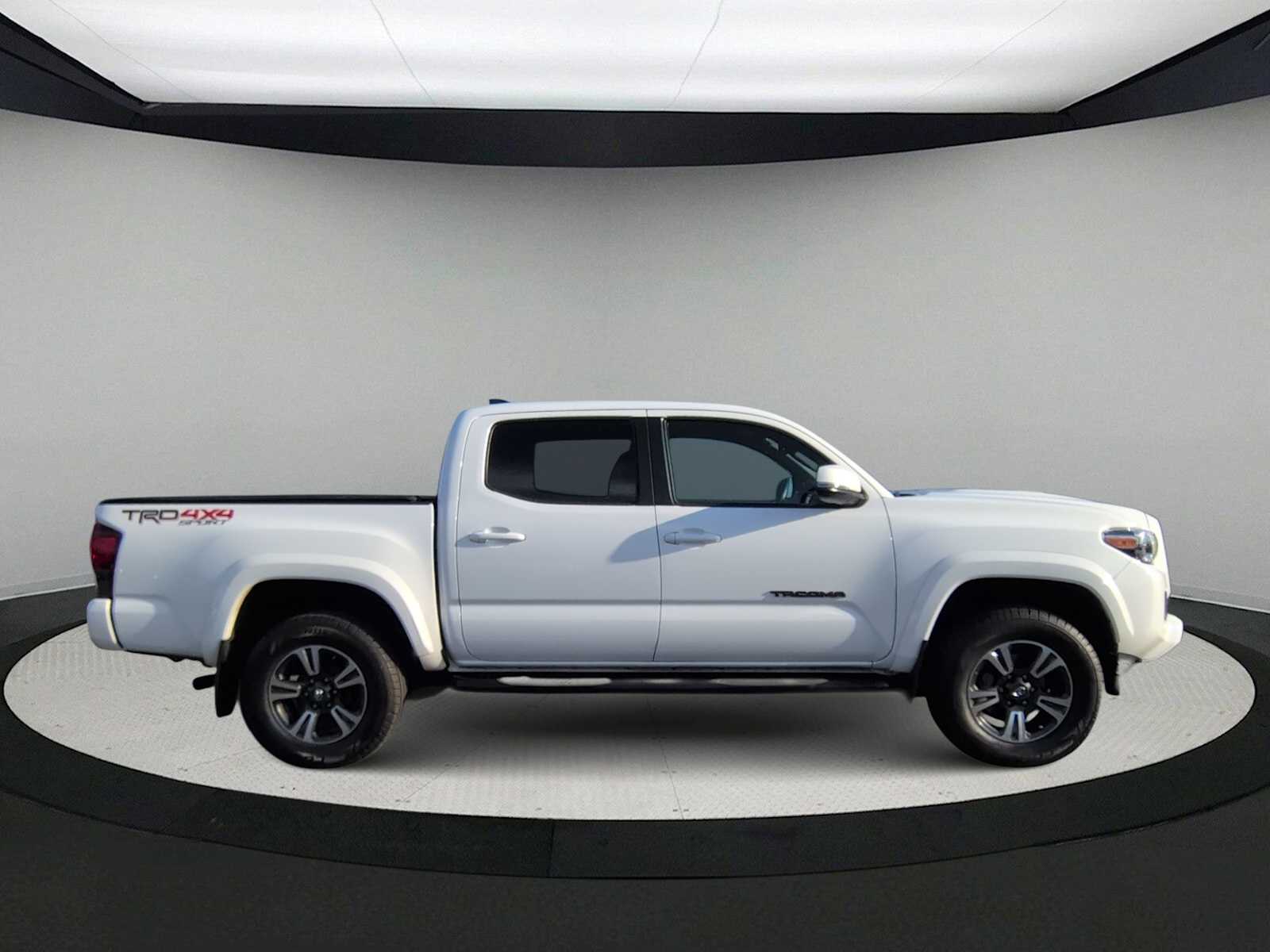 Thumbnail: 2019 Toyota Tacoma - 9