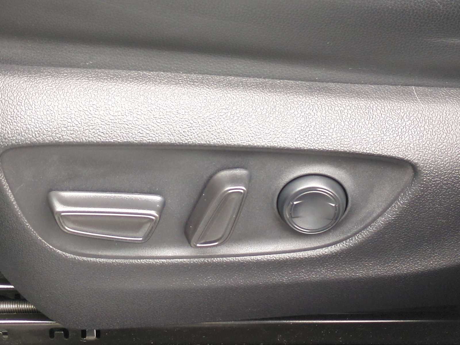 Thumbnail: 2022 Toyota Highlander - 18