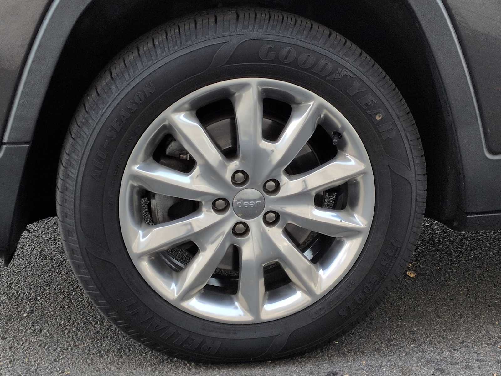 Thumbnail: 2016 Jeep Cherokee - 14