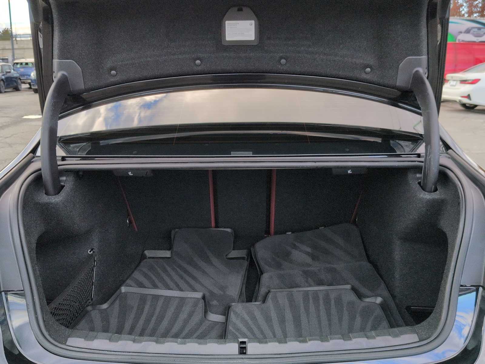 Thumbnail: 2024 BMW 3 Series - 37