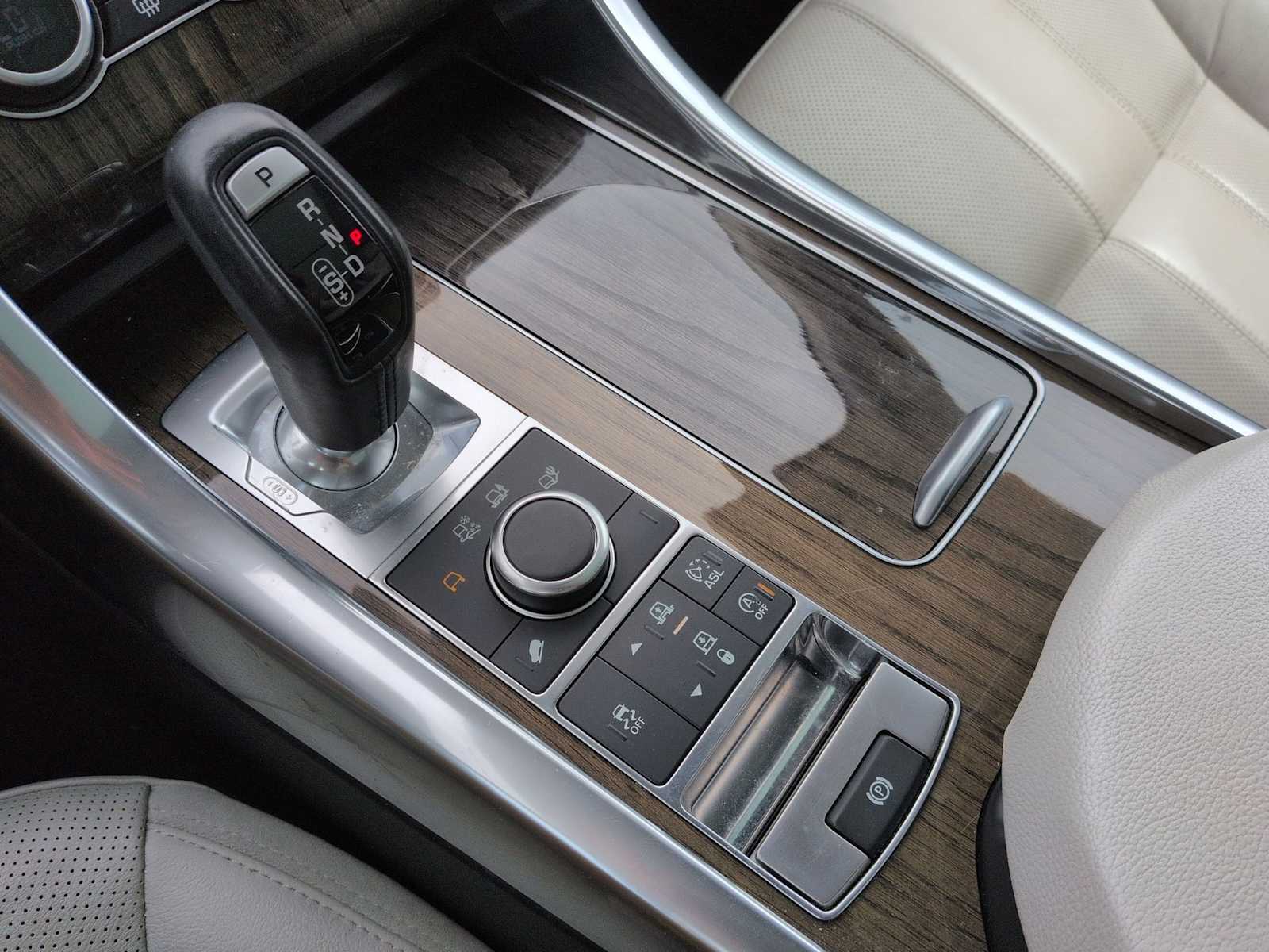 Thumbnail: 2016 Land Rover Range Rover Sport - 35