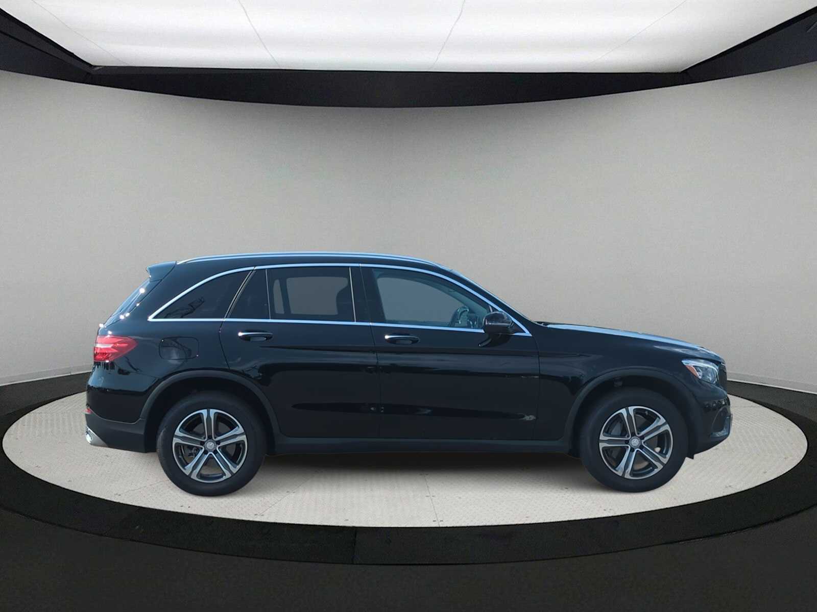 Thumbnail: 2016 Mercedes-Benz GLC - 9