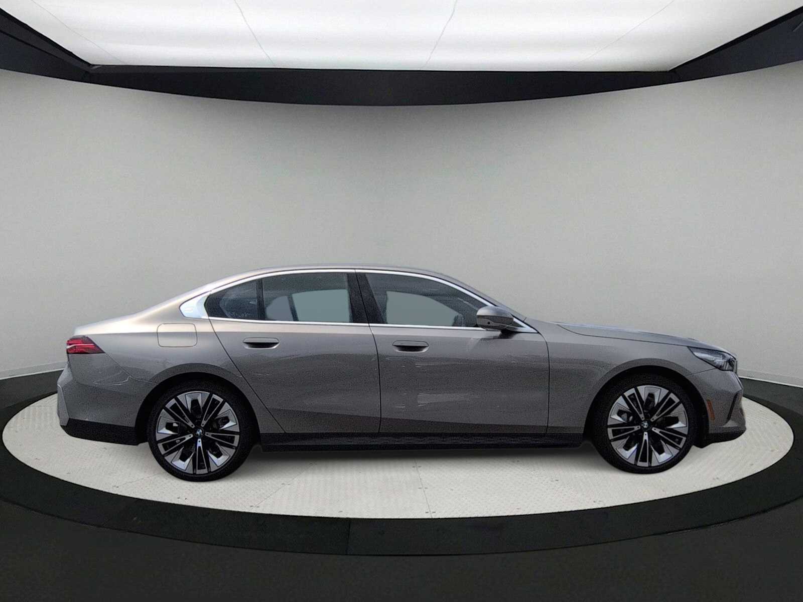 Thumbnail: 2024 BMW 5 Series - 9